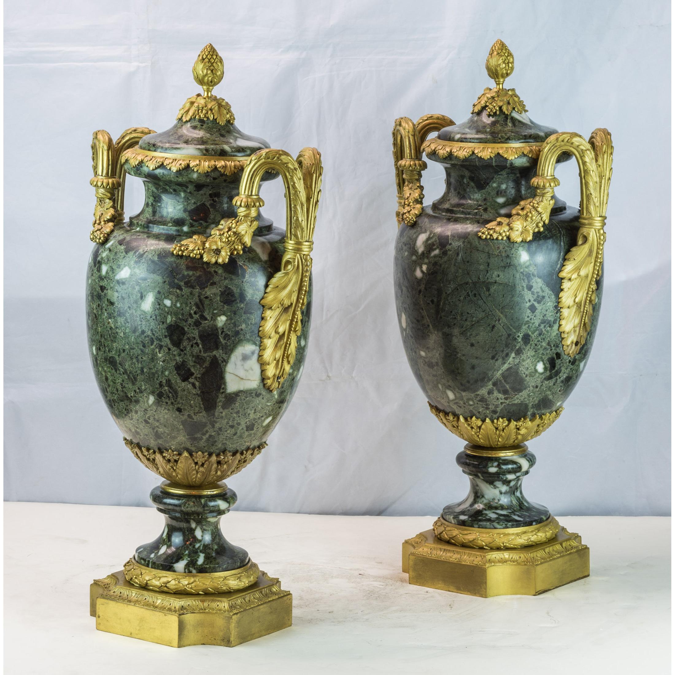 Un'ottima coppia di oggetti antichi  vasi montati in marmo verde e bronzo dorato in   Stile Luigi XVI .
Data: circa 1880
Dimensioni: 22 x 11 pollici.