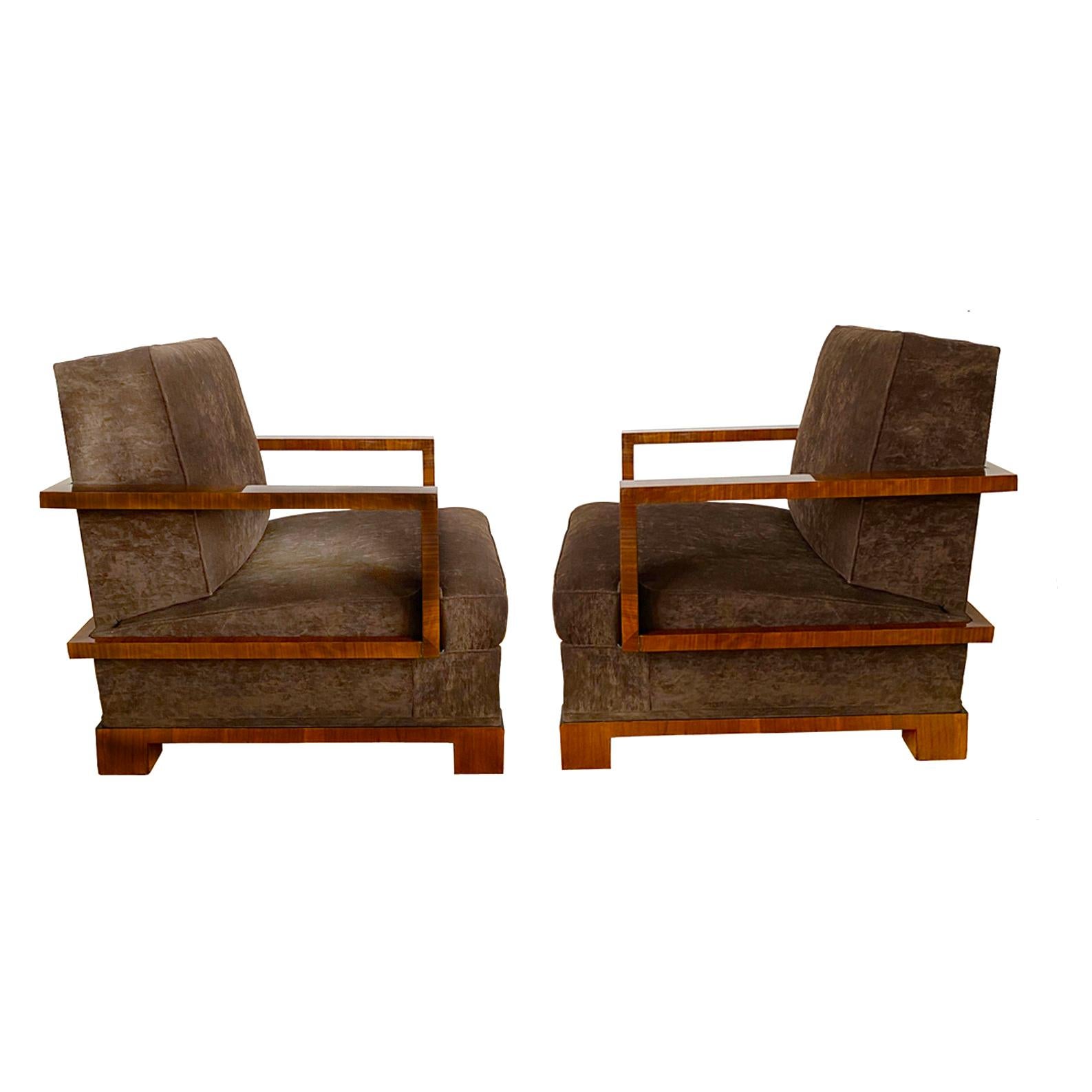 Osvaldo Borsani Elegant pair of lounge chairs and ottomans for RACI, Italy 1930
A beautiful and rare pair of lounge chairs with ottomans in walnut veneer and upholstered in high quality Brown Andro chenille fabric by Zimmer + Rohde.
All old