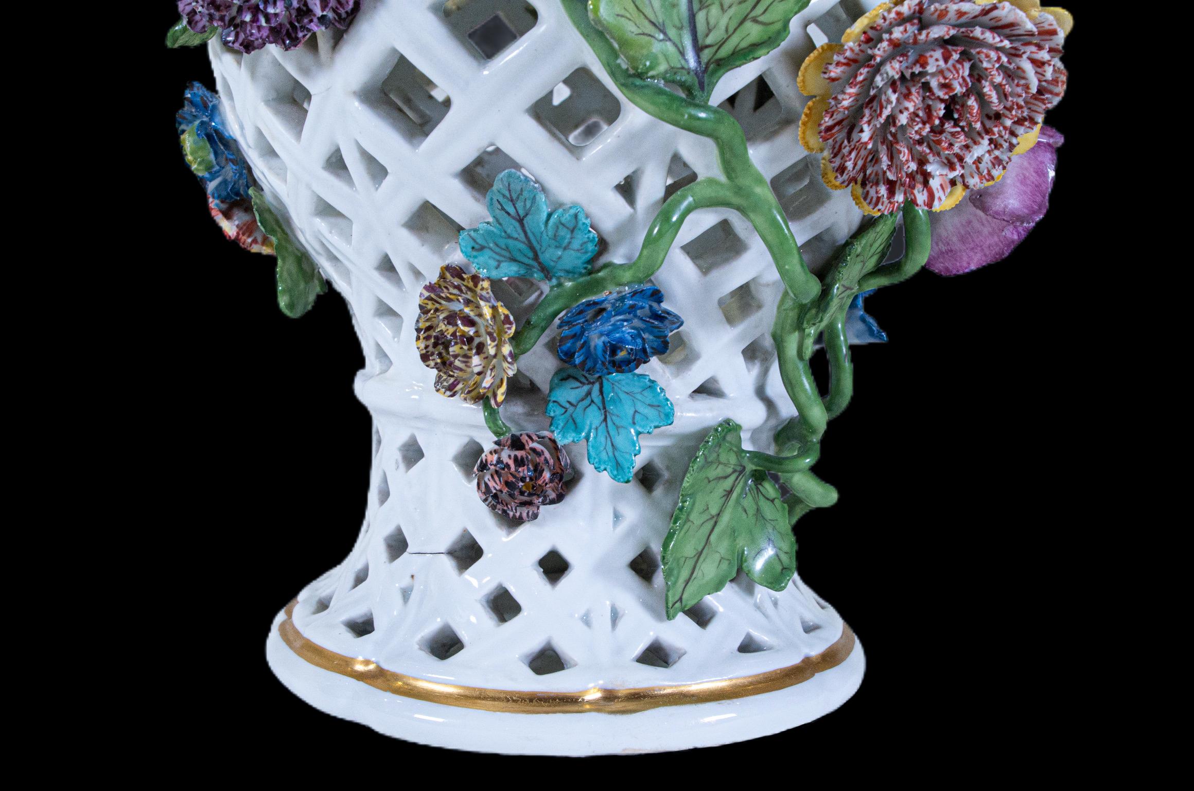 Paar filigrane Meissener Porzellanvasen mit erhabenen Blumen im Angebot 5