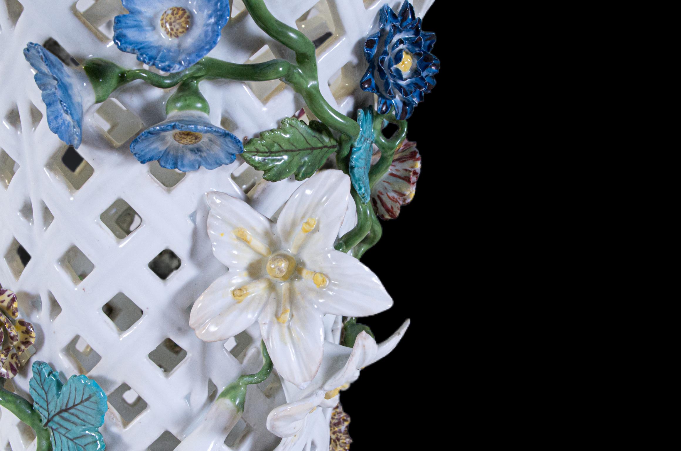 Paar filigrane Meissener Porzellanvasen mit erhabenen Blumen im Angebot 6