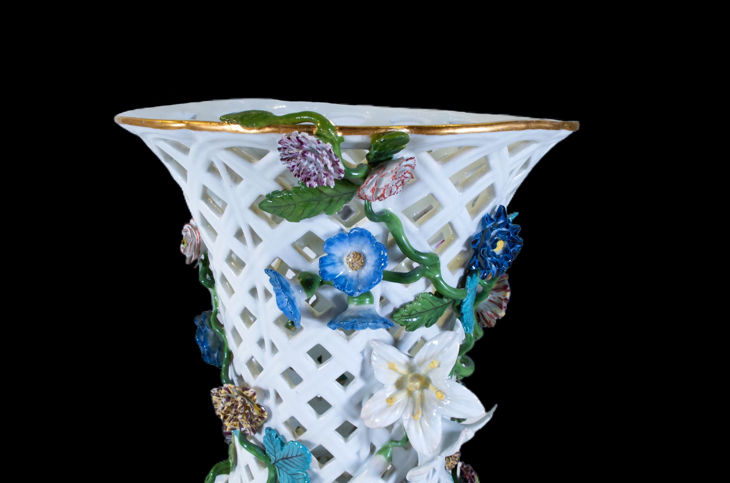 Paar filigrane Meissener Porzellanvasen mit erhabenen Blumen im Angebot 7