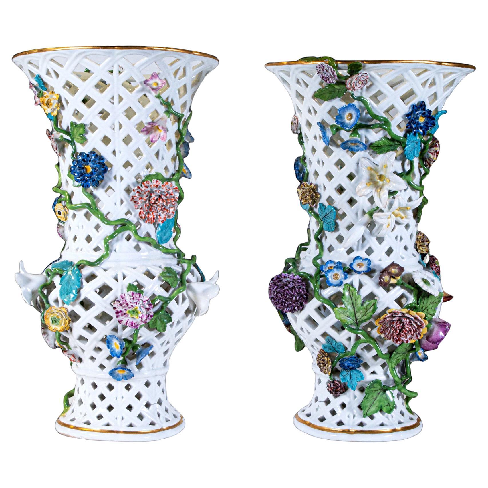 Ein sehr wichtiges Paar Museum Qualität Louis XV Zeitraum 18. Jahrhundert Meissener Porzellan filigrane durchbrochene Vasen mit einem medial von Blumen und Rankenblätter. Dies ist wirklich ein außergewöhnliches Paar Meissener Porzellanvasen mit