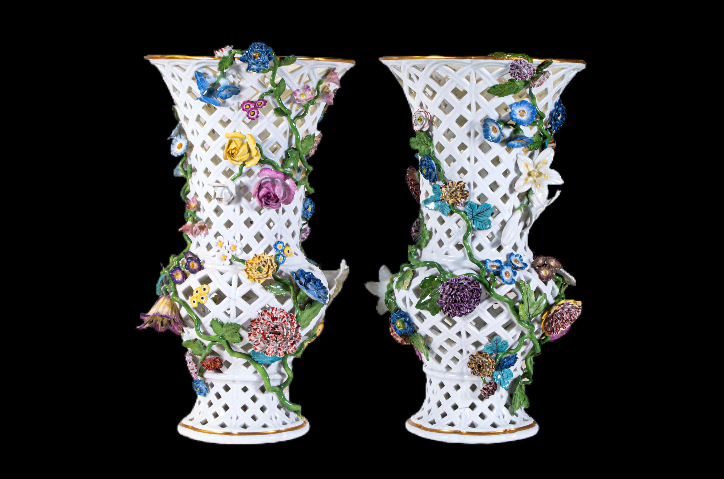 Paar filigrane Meissener Porzellanvasen mit erhabenen Blumen (Louis XV.) im Angebot