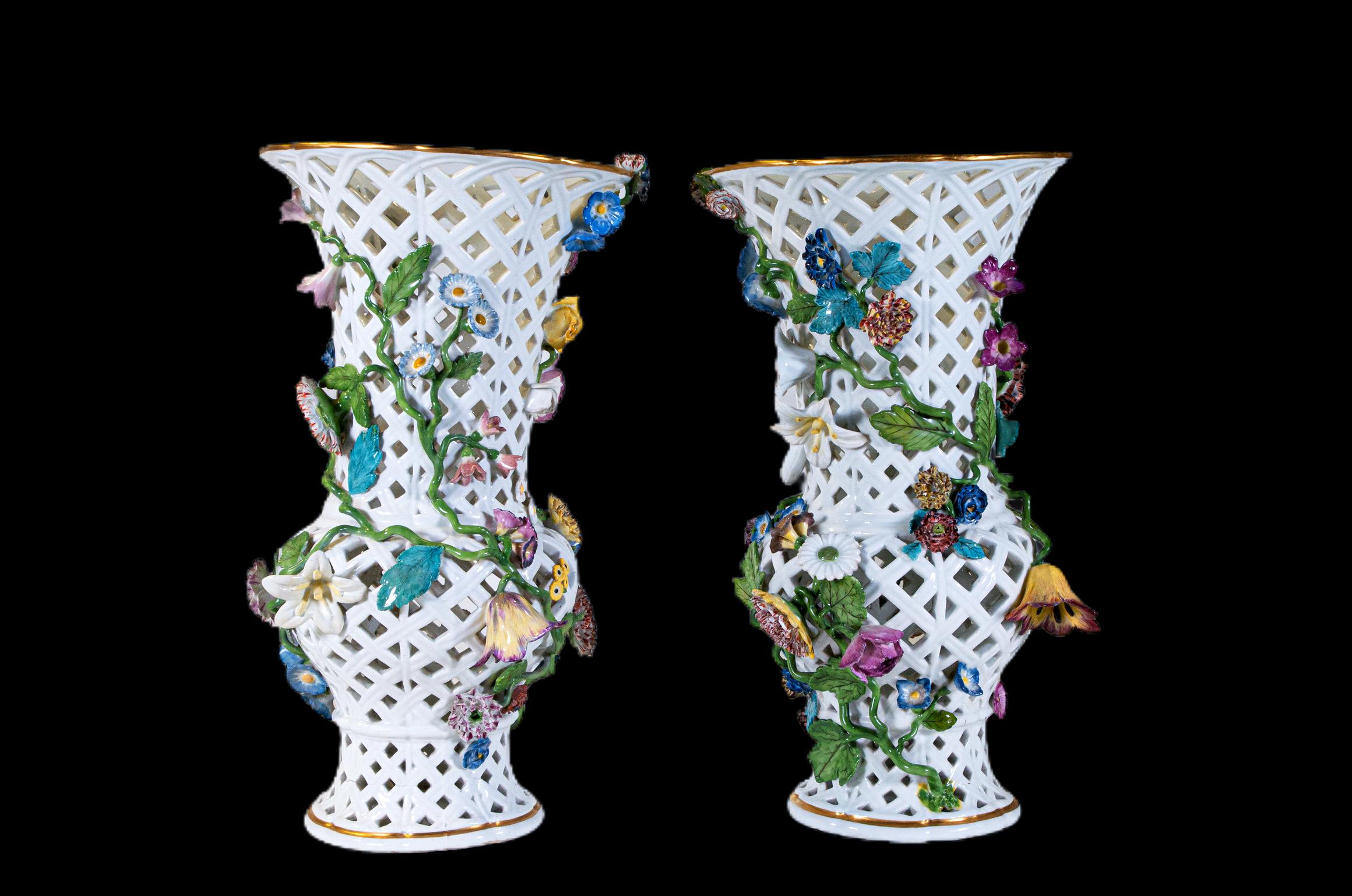 Paar filigrane Meissener Porzellanvasen mit erhabenen Blumen (Deutsch) im Angebot
