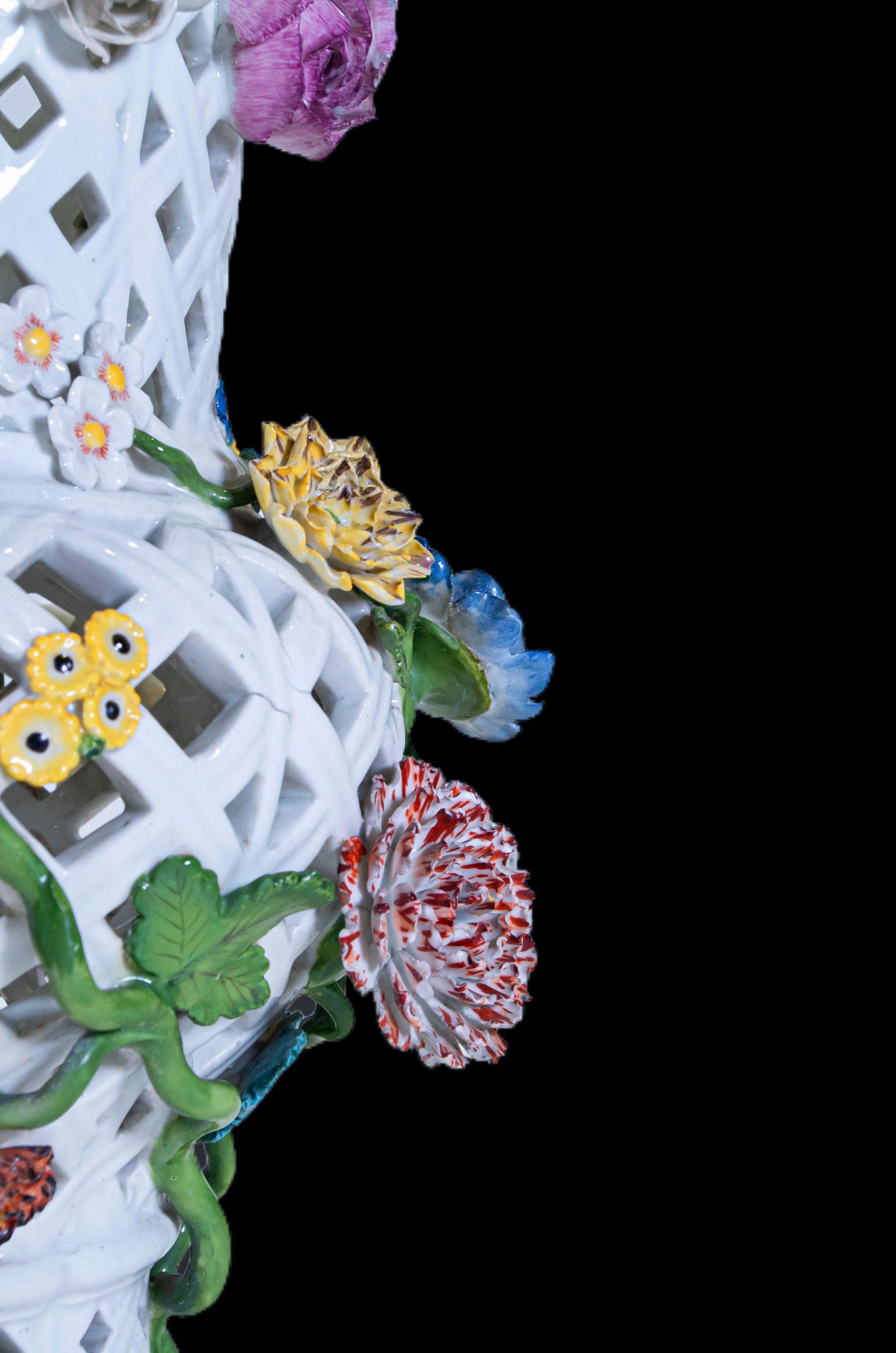 Paar filigrane Meissener Porzellanvasen mit erhabenen Blumen (Mitte des 18. Jahrhunderts) im Angebot