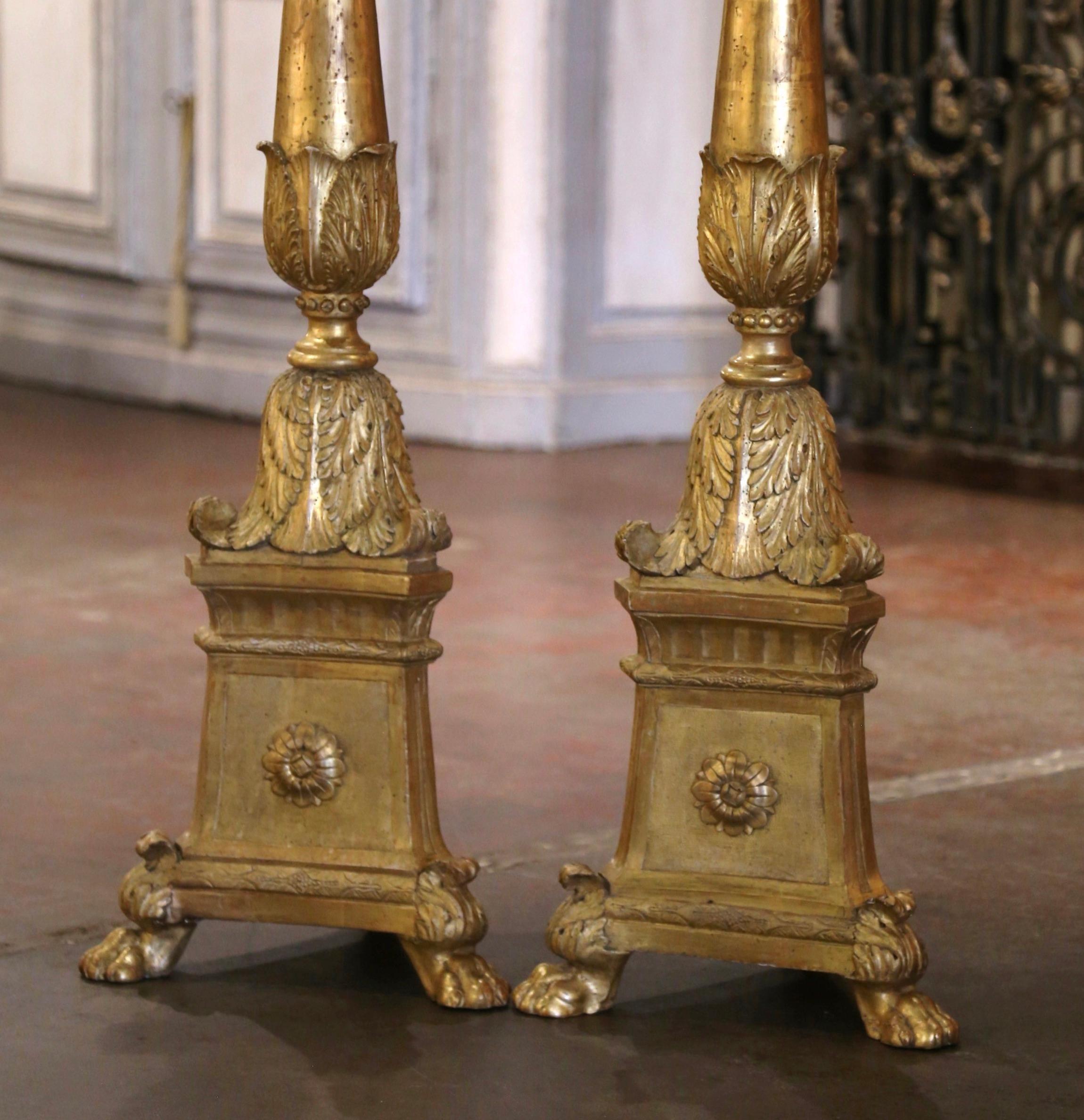 Important Pair of Mid-19th Century Italian Carved Giltwood Candlesticks In Excellent Condition For Sale In Dallas, TX