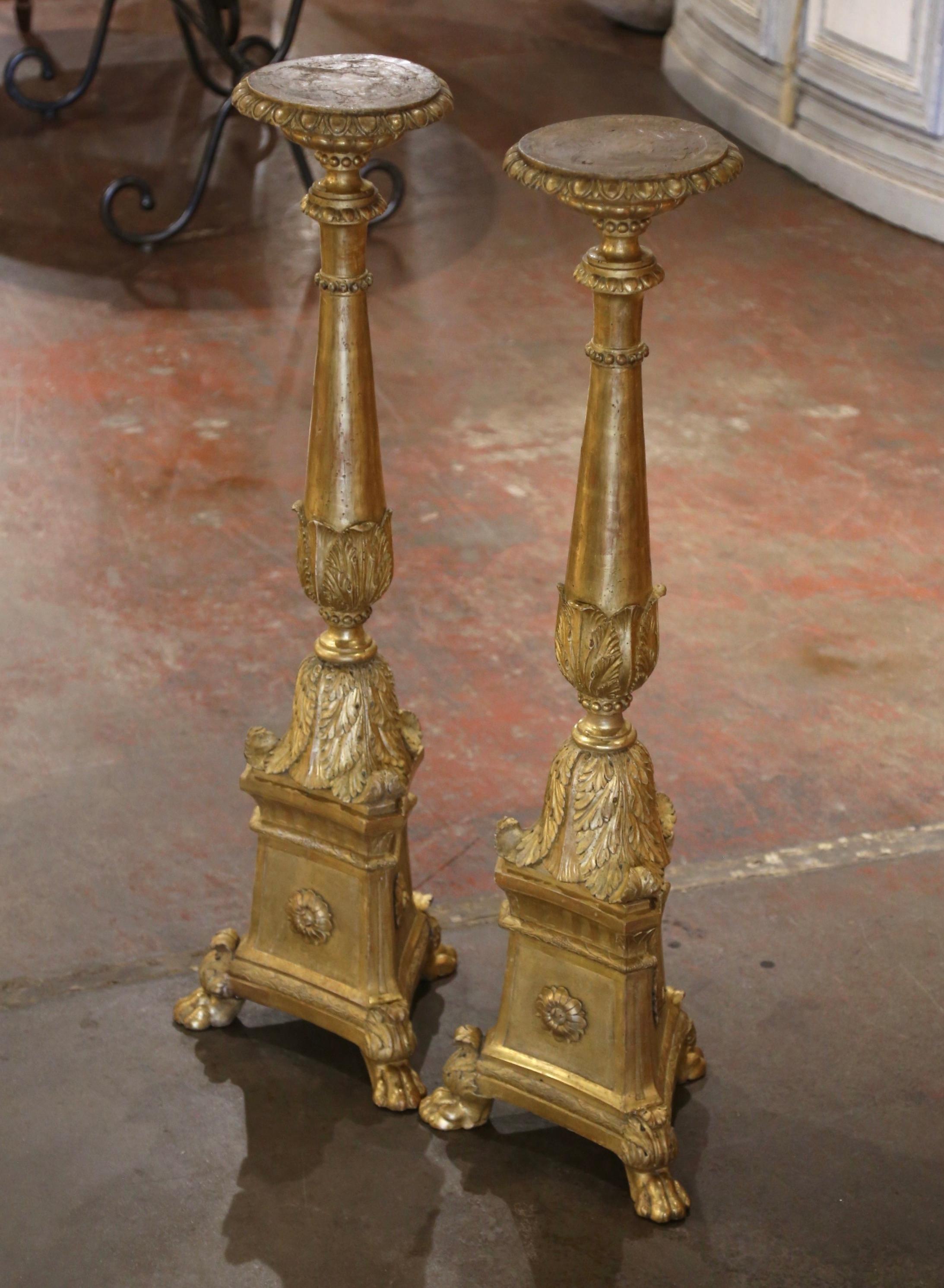 Important Pair of Mid-19th Century Italian Carved Giltwood Candlesticks For Sale 1