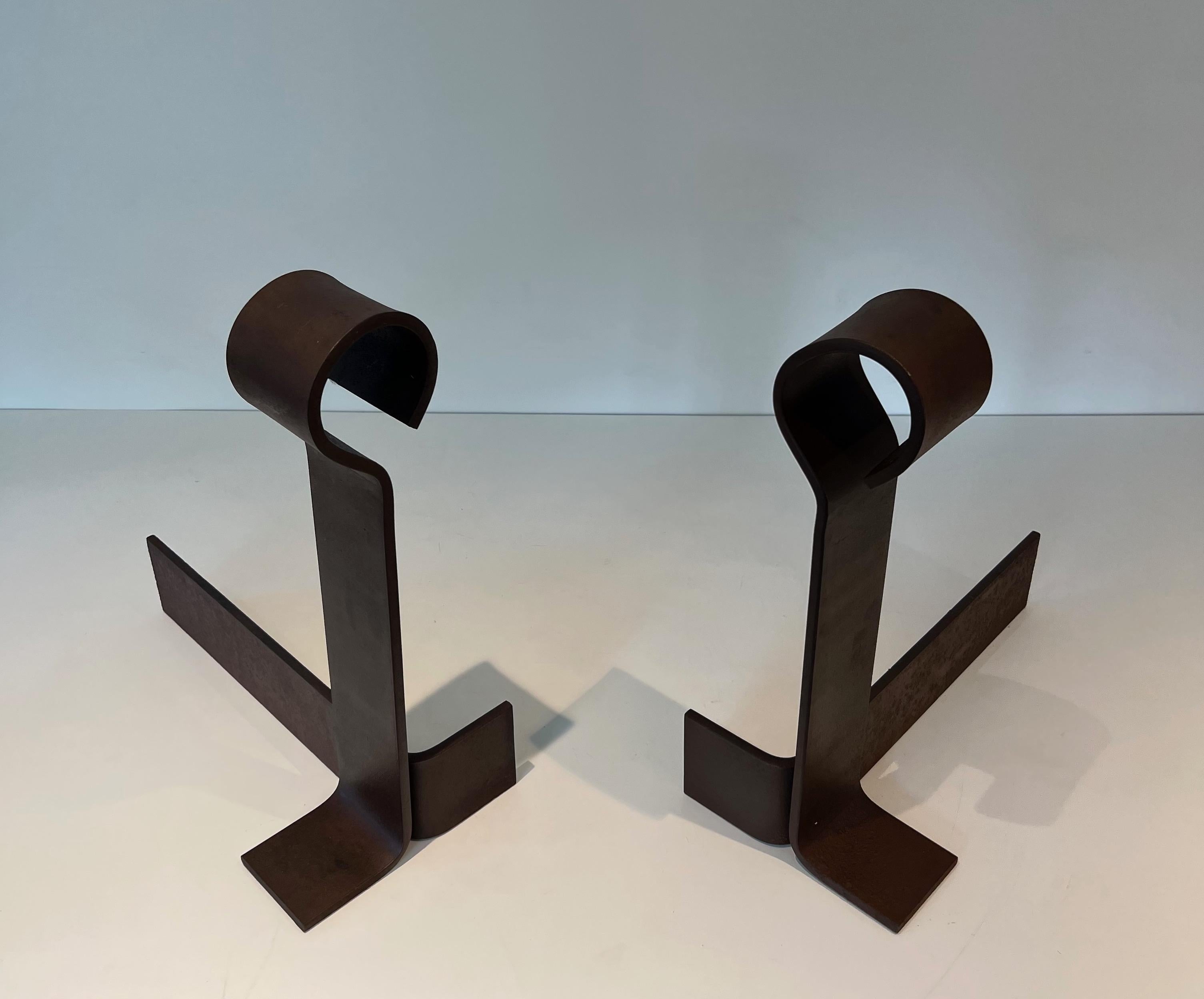 Important Pair of Modernist Cast Iron and Wrought Iron Andirons In Good Condition For Sale In Marcq-en-Barœul, Hauts-de-France
