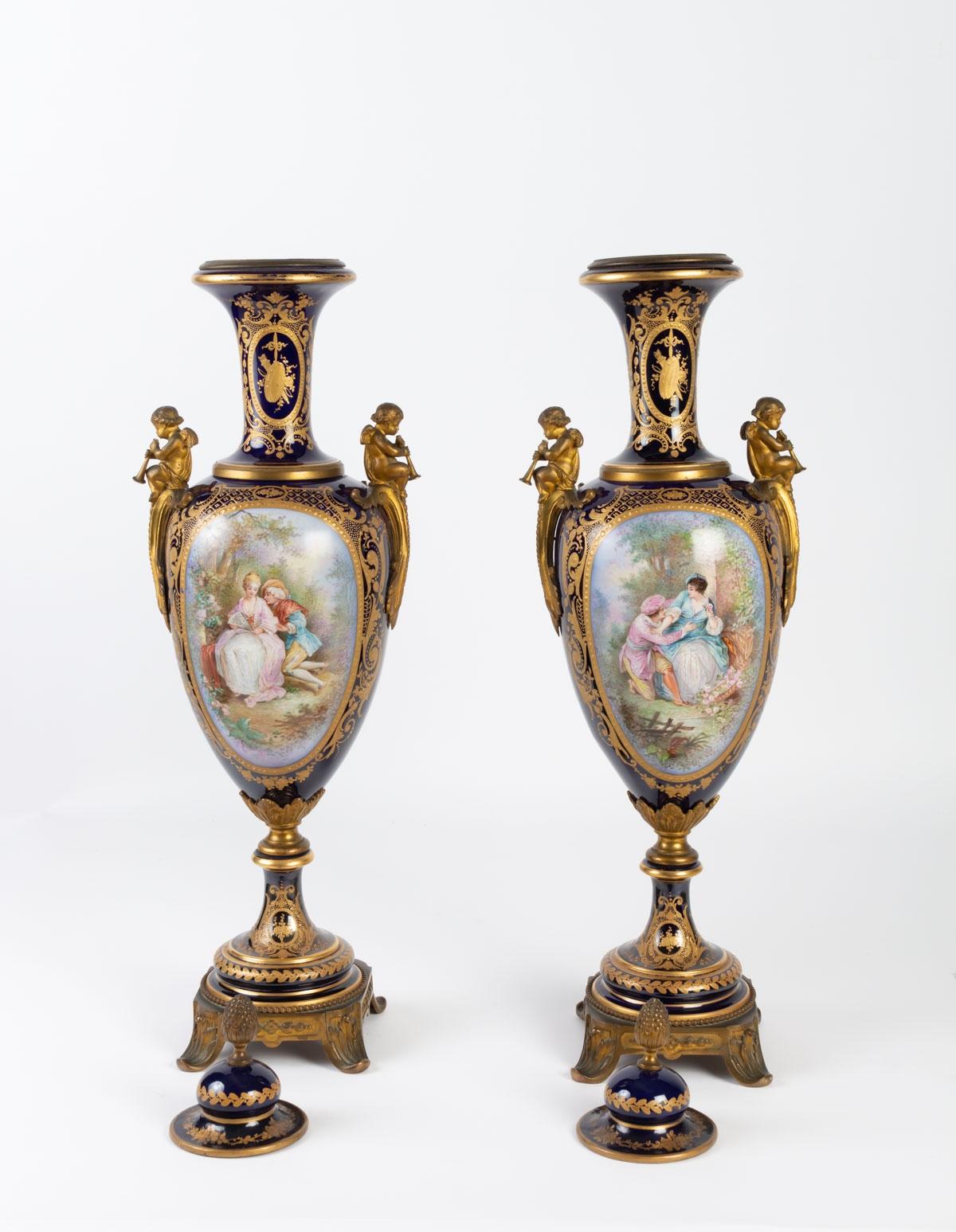 Important pair of blue Sèvres vases, Napoleon III, 19th century, 1880, French antiquity.

Size: H 70, D 21 cm.