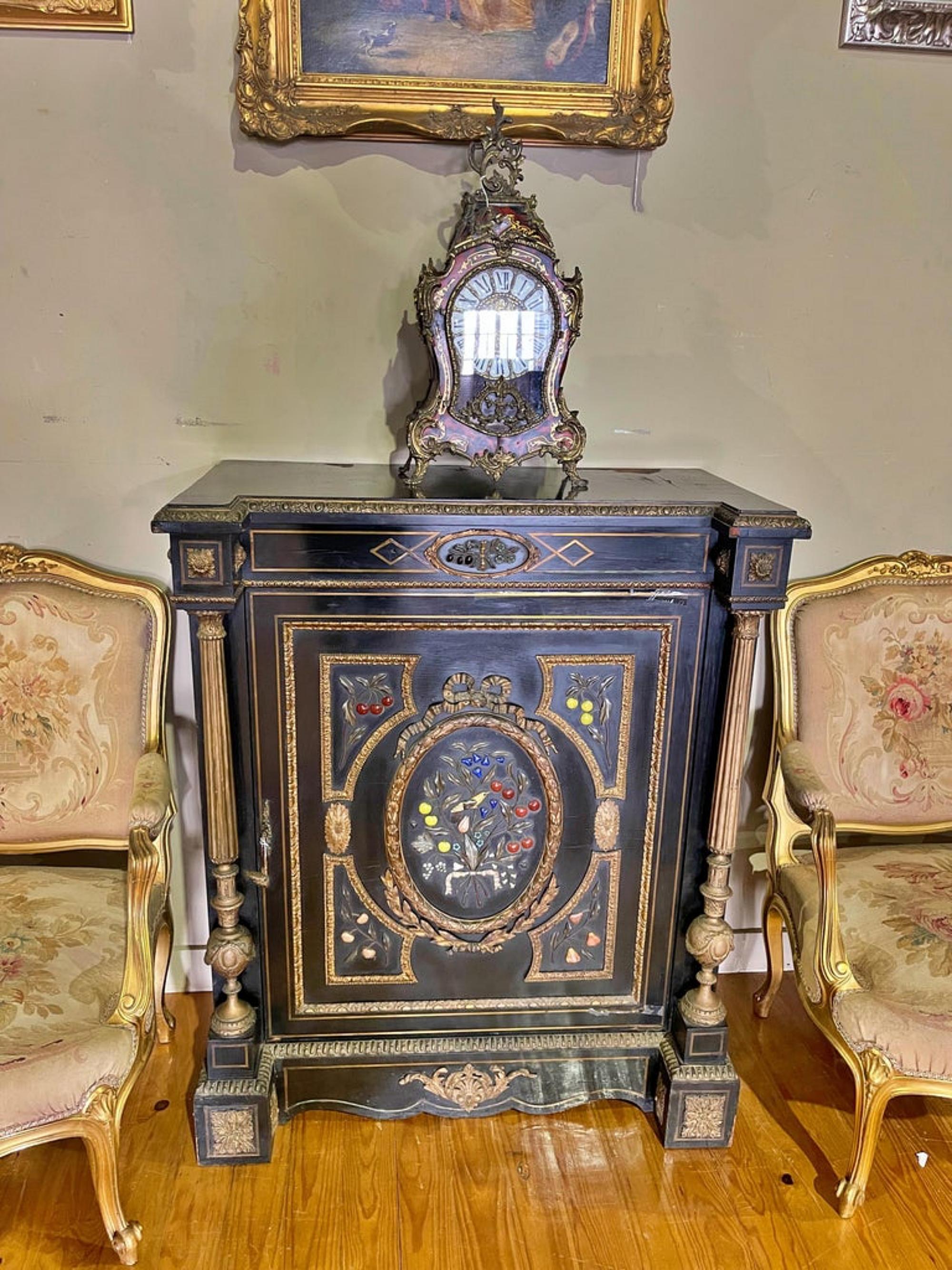 Paire d'armoires Napoléon III
Français du 18ème siècle,
Décor en bois ébonisé encastré dans des pierres dures 