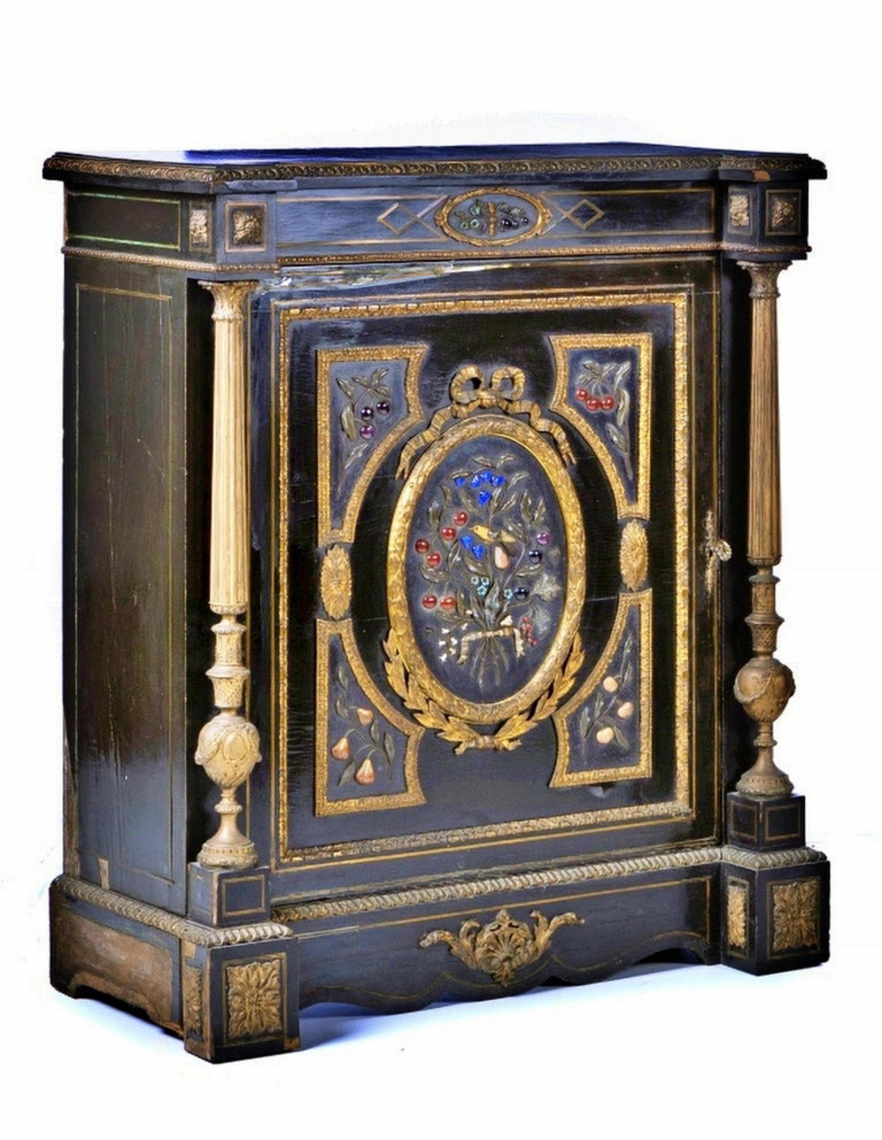 Coppia di armadi Napoleone III
Francese del XVIII secolo,
Decorazioni in legno ebanizzato incastonate in pietre dure 