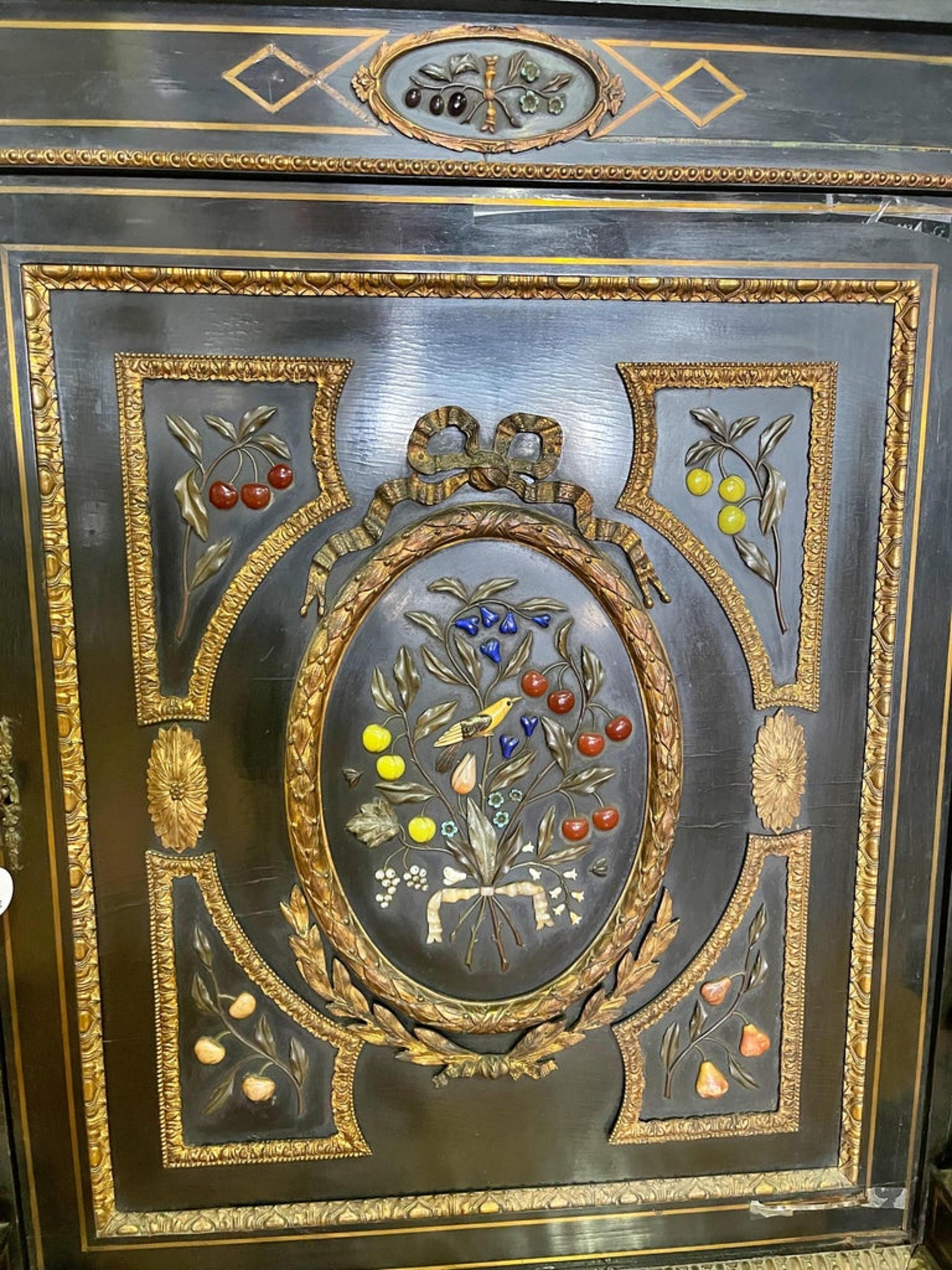 Important Pair of Napoleon III Cabinets French from the 19th Century In Good Condition For Sale In Madrid, ES