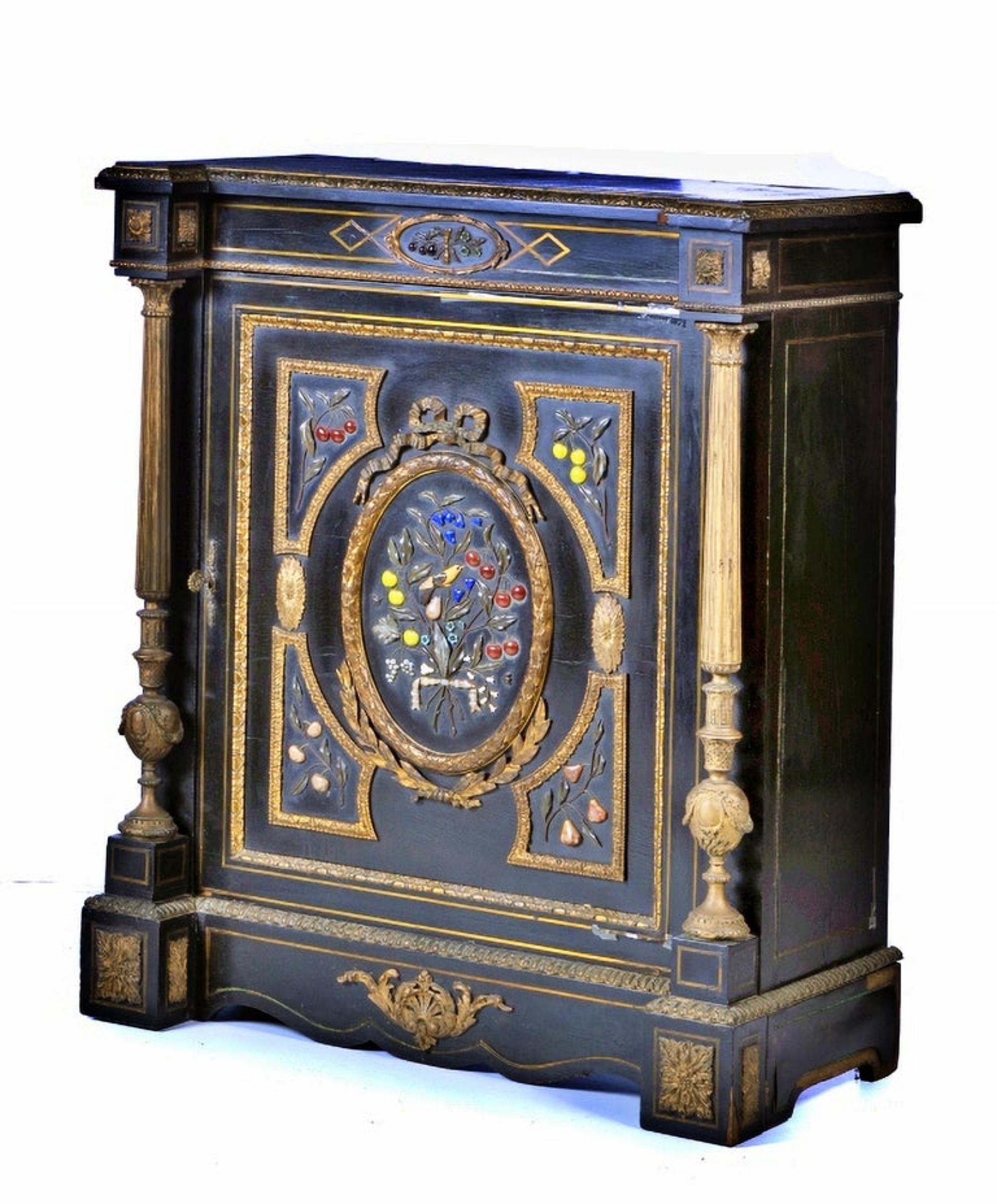Importante paire de cabinets Napoléon III français du XIXe siècle en vente 2