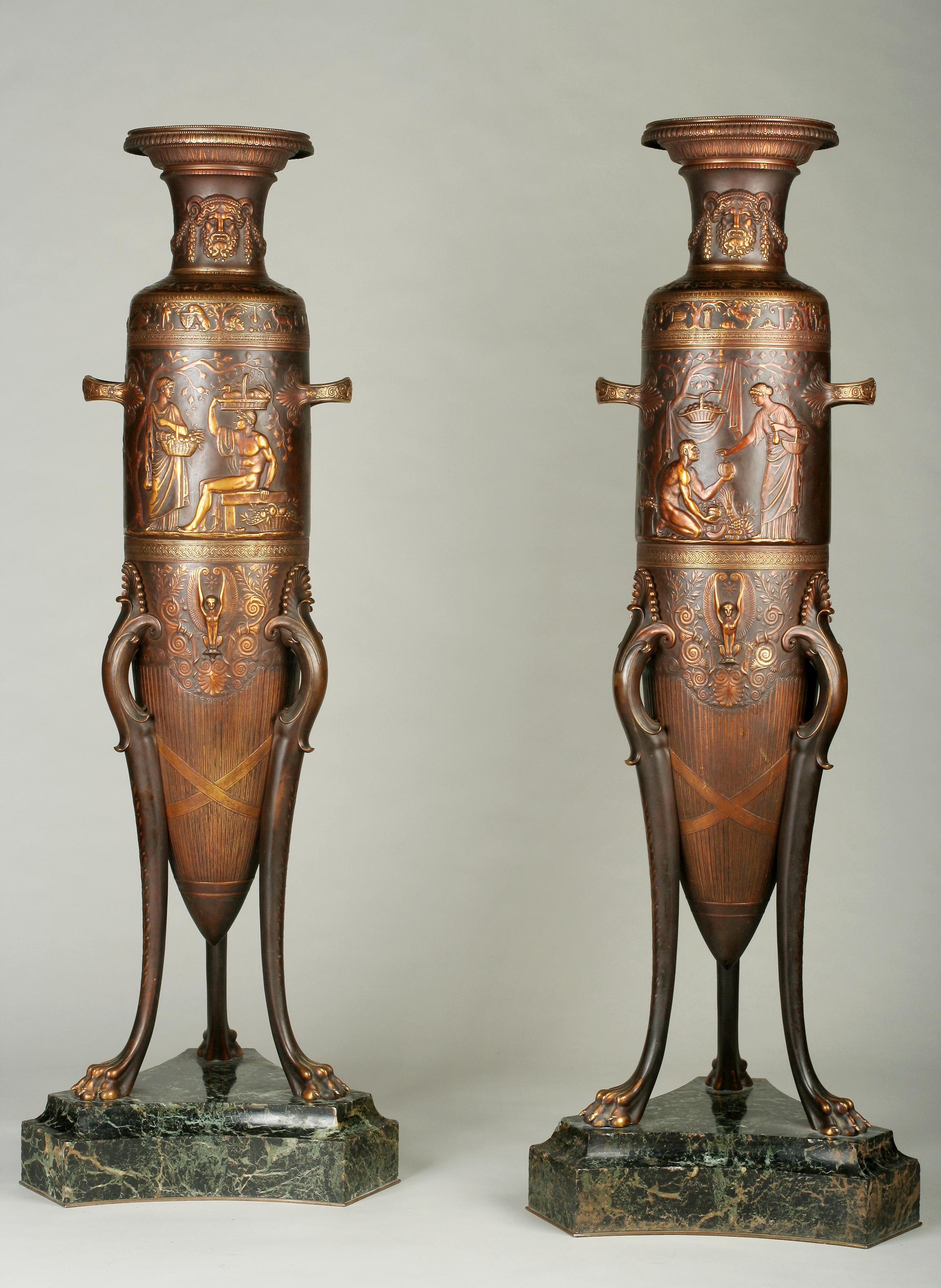 Das Modell dieser etruskischen Amphore wurde auf der Pariser Weltausstellung 1878 ausgestellt.

Jeweils mit tailliertem Hals, auf dem bärtige Satyrmasken stehen, die Blätter und Früchte tragen, der sich verjüngende Körper mit einem oberen Band,