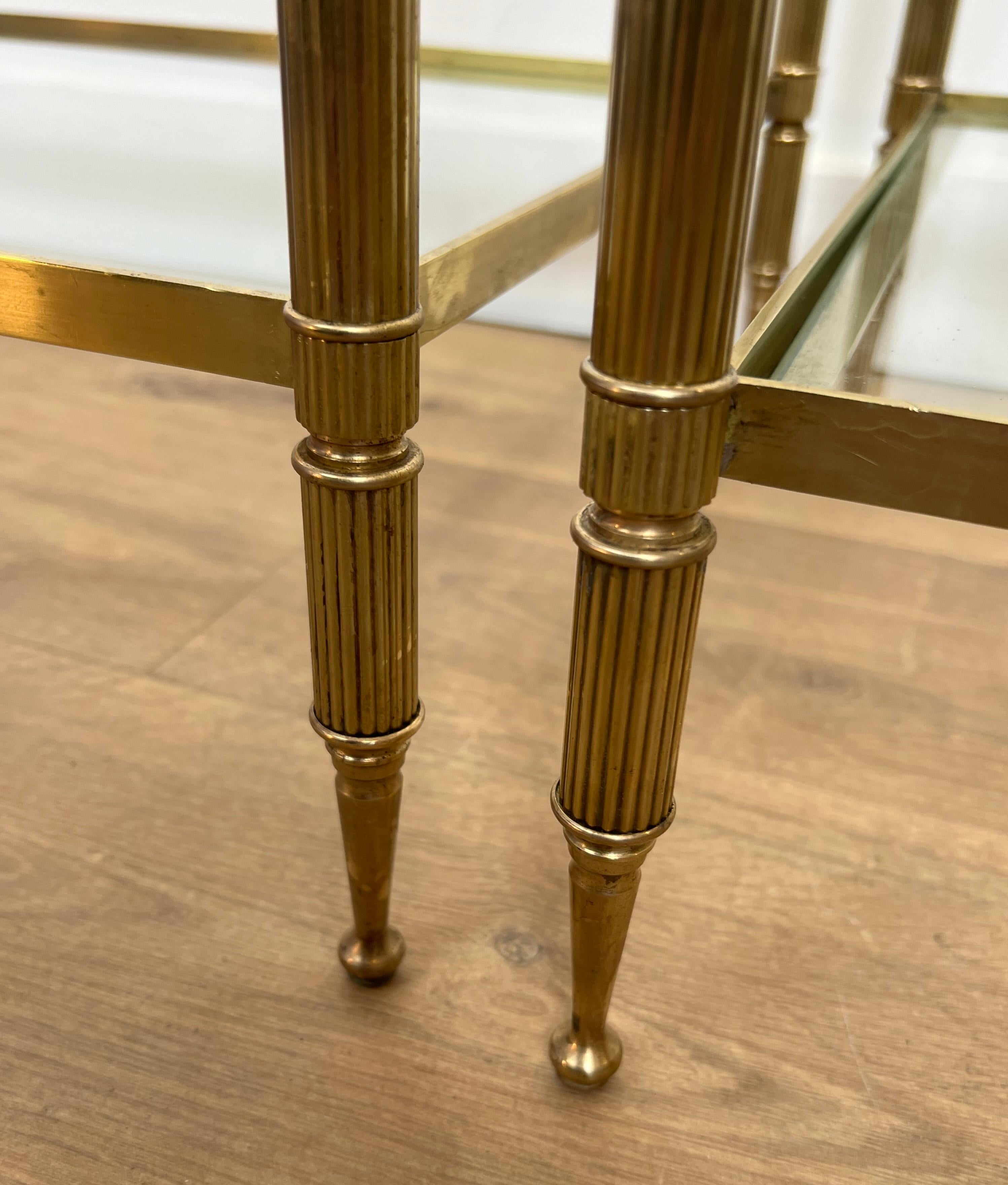 Wichtiges Paar Beistelltische aus Messing im neoklassischen Stil von Maison Jansen 4