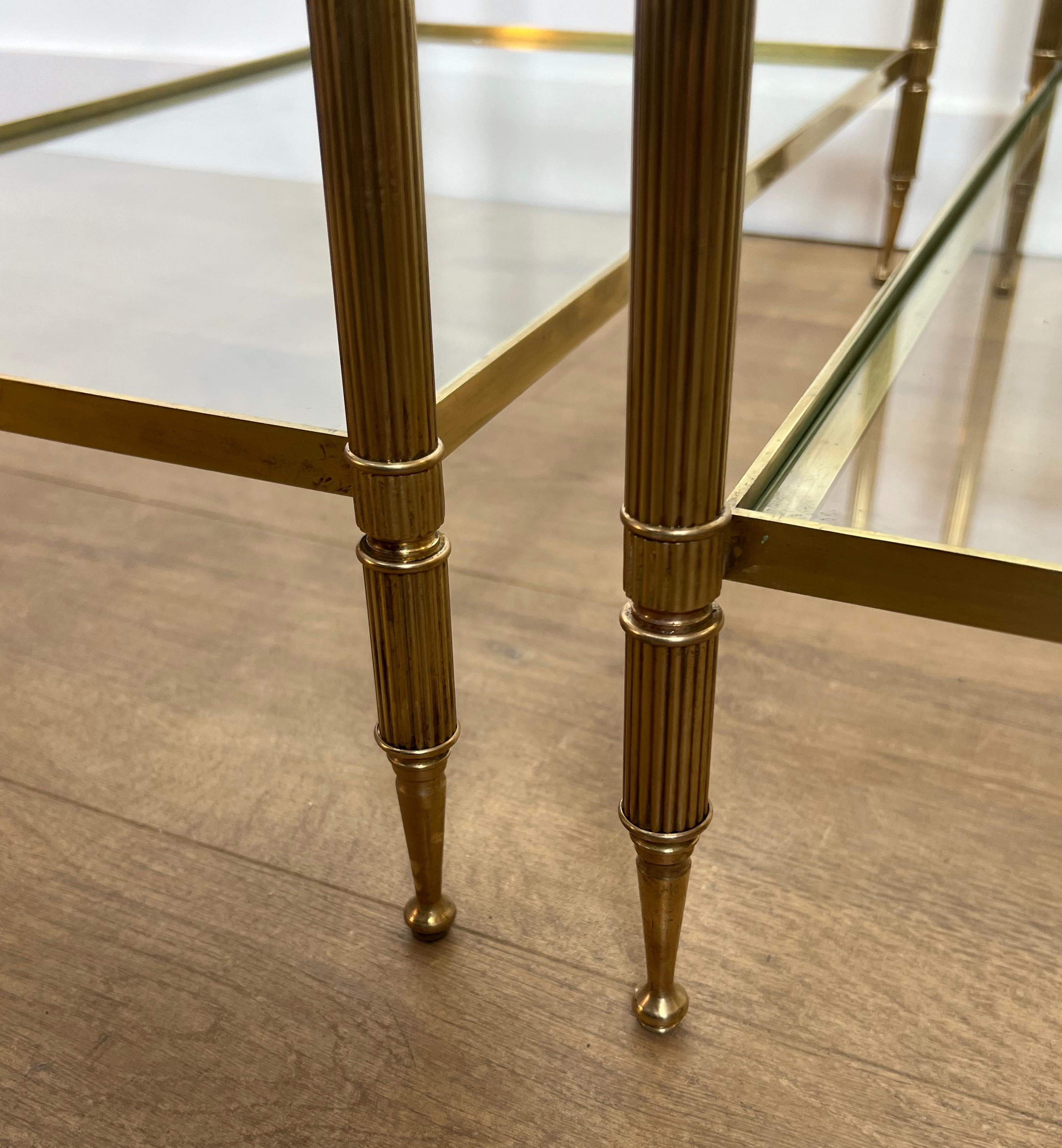 Wichtiges Paar Beistelltische aus Messing im neoklassischen Stil von Maison Jansen 10