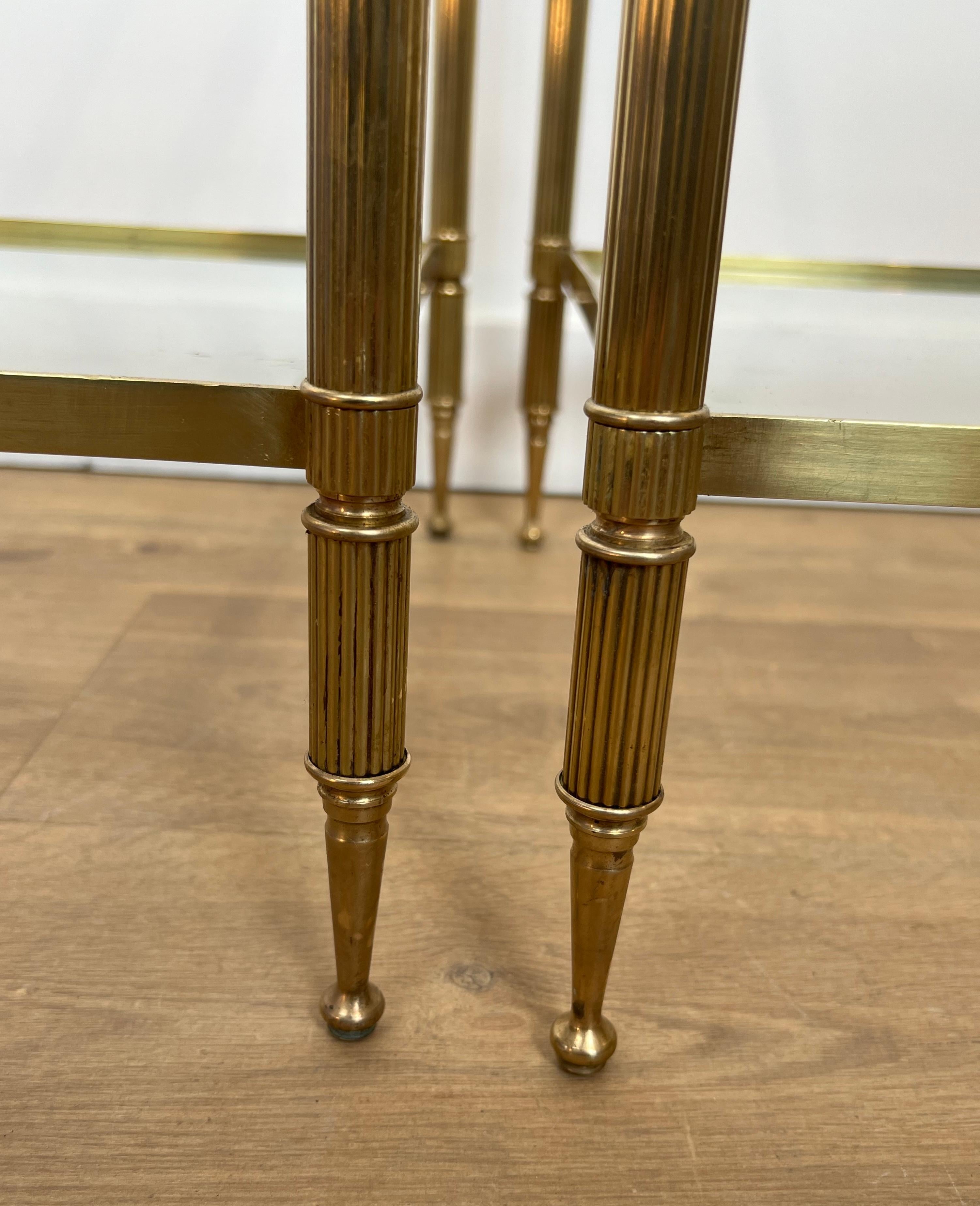 Wichtiges Paar Beistelltische aus Messing im neoklassischen Stil von Maison Jansen 11