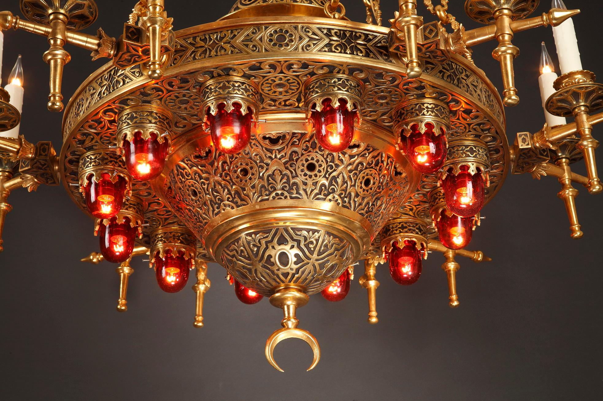 Important Pair of Gilded Bronze Oriental Style Chandeliers, France, Circa 1910 In Good Condition For Sale In PARIS, FR
