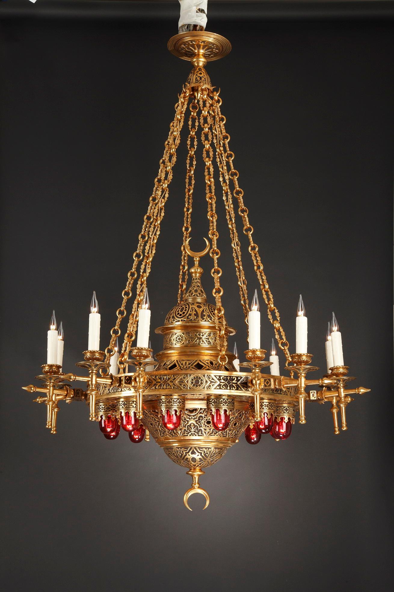 Francese Importante coppia di lampadari in bronzo dorato in stile orientale, Francia, circa 1910 in vendita