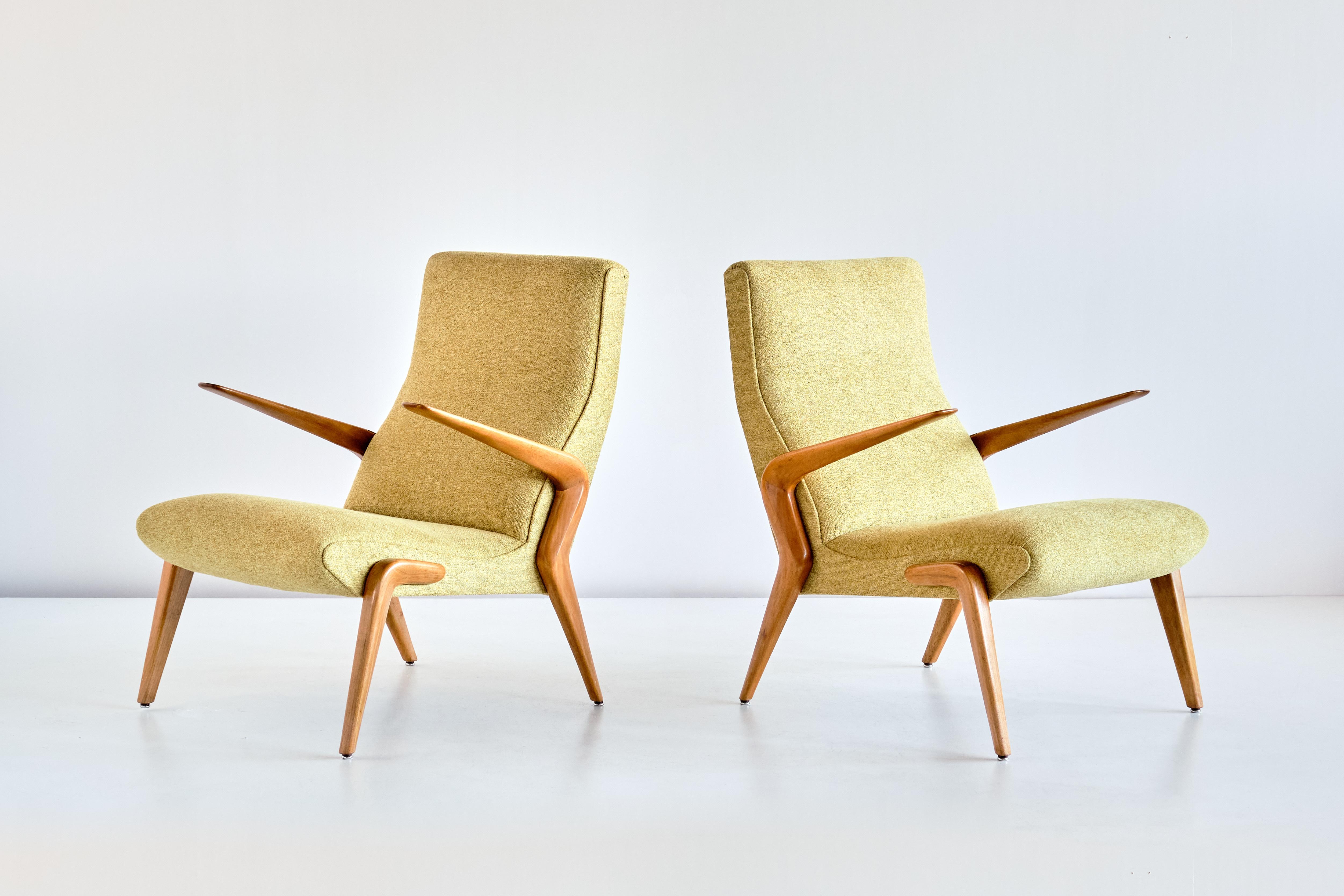 Dieses bedeutende Sesselpaar wurde von Osvaldo Borsani entworfen und 1954 von Tecno in Como, Italien, hergestellt. Die sehr seltene P71 war eines der ersten Modelle, die Tecno nach der Gründung des Unternehmens durch Osvaldo Borsani und seinen