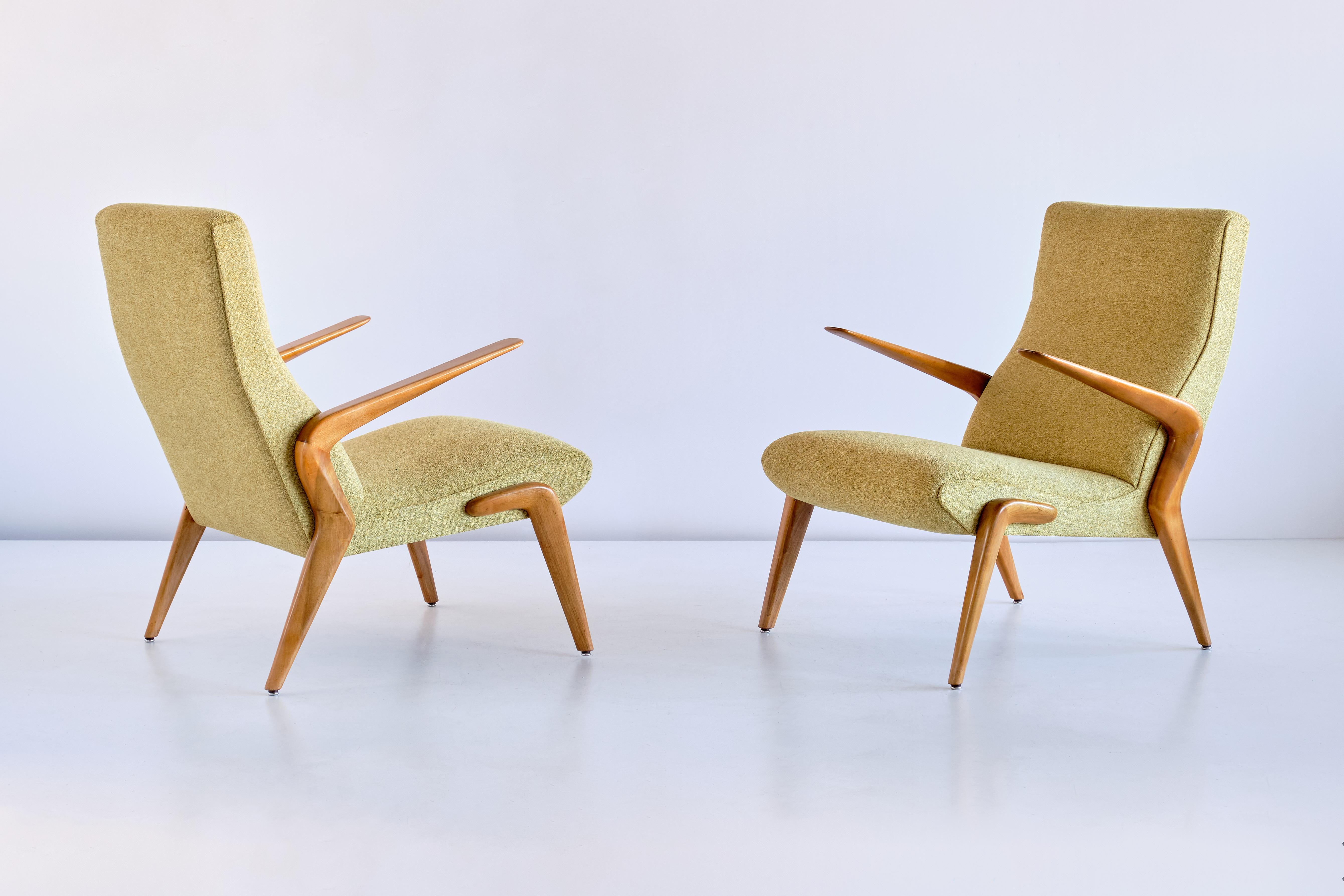 Ein bedeutendes Paar Osvaldo Borsani P71-Sessel aus Nussbaumholz, Tecno, Italien, 1954 (Moderne der Mitte des Jahrhunderts) im Angebot