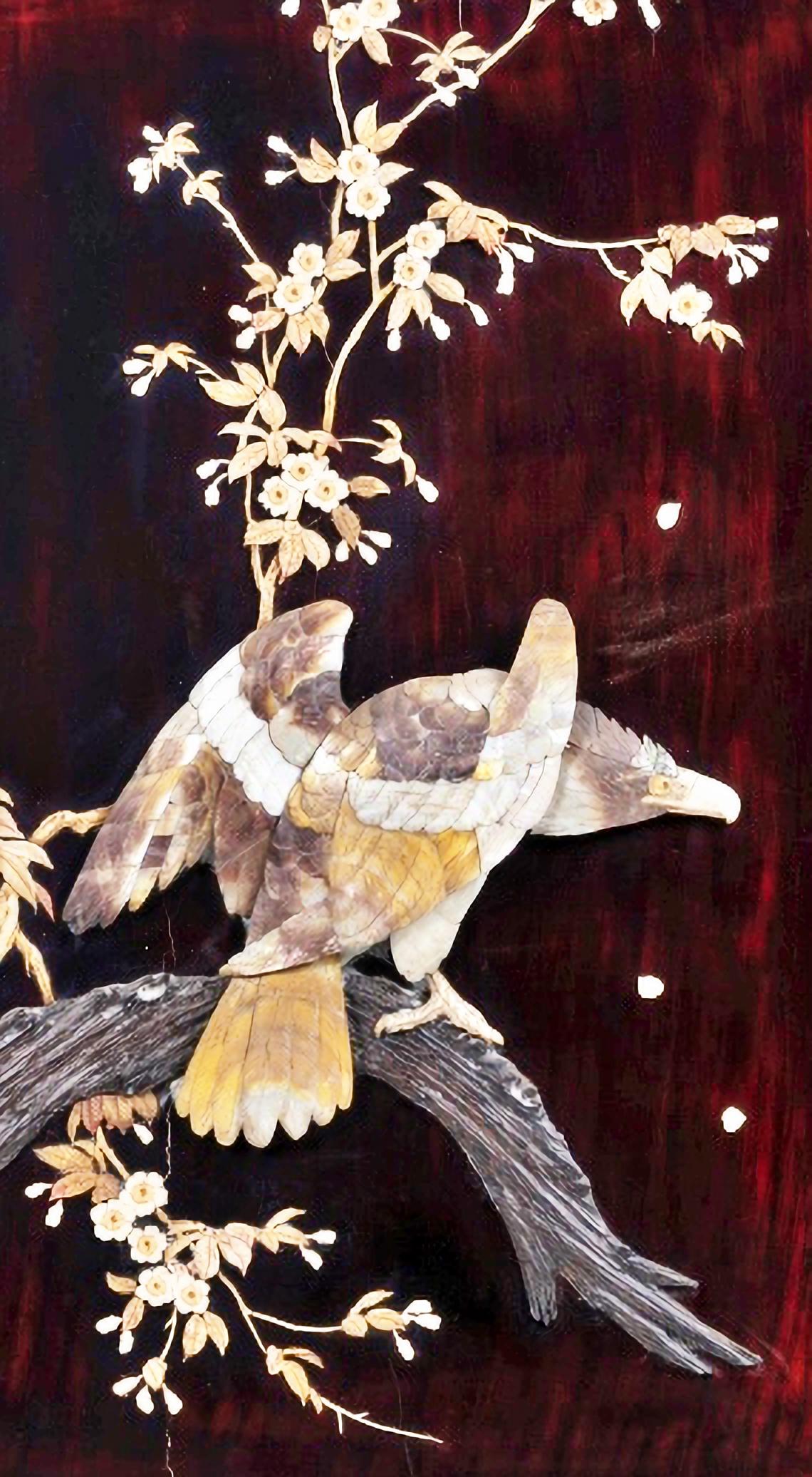 Wichtiges Paar von Platten
Japan, Meiji-Periode (1868-1912), 
aus lackiertem und vergoldetem Holz, mit Applikationen aus Knochen und Perlmutt, die Vögel und Blumensträuße darstellen. 
Abmessung: 130 x 92 cm.
Sehr guter Zustand.