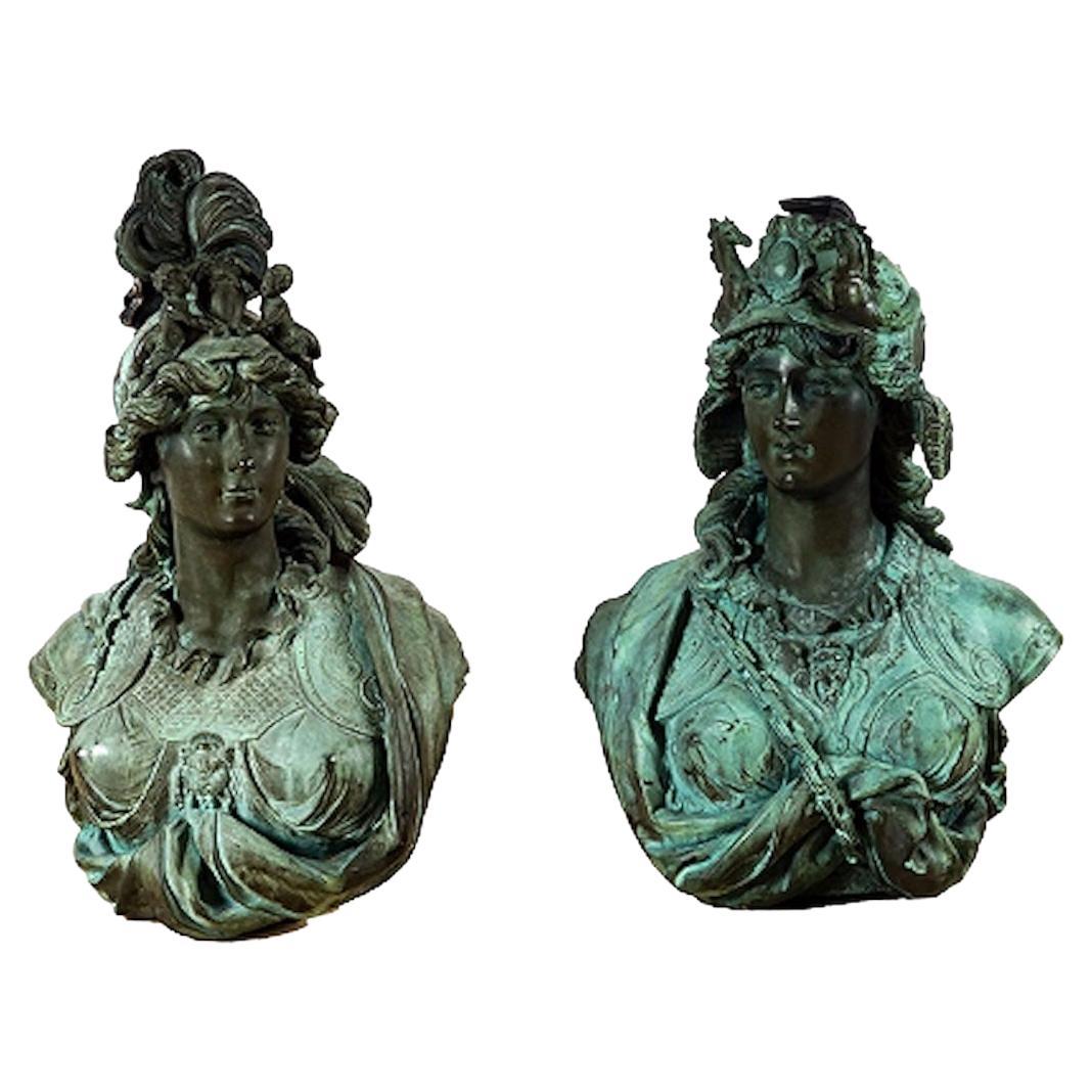 Importante pareja de bustos de bronce fundido patinado de Bellona y Minerva