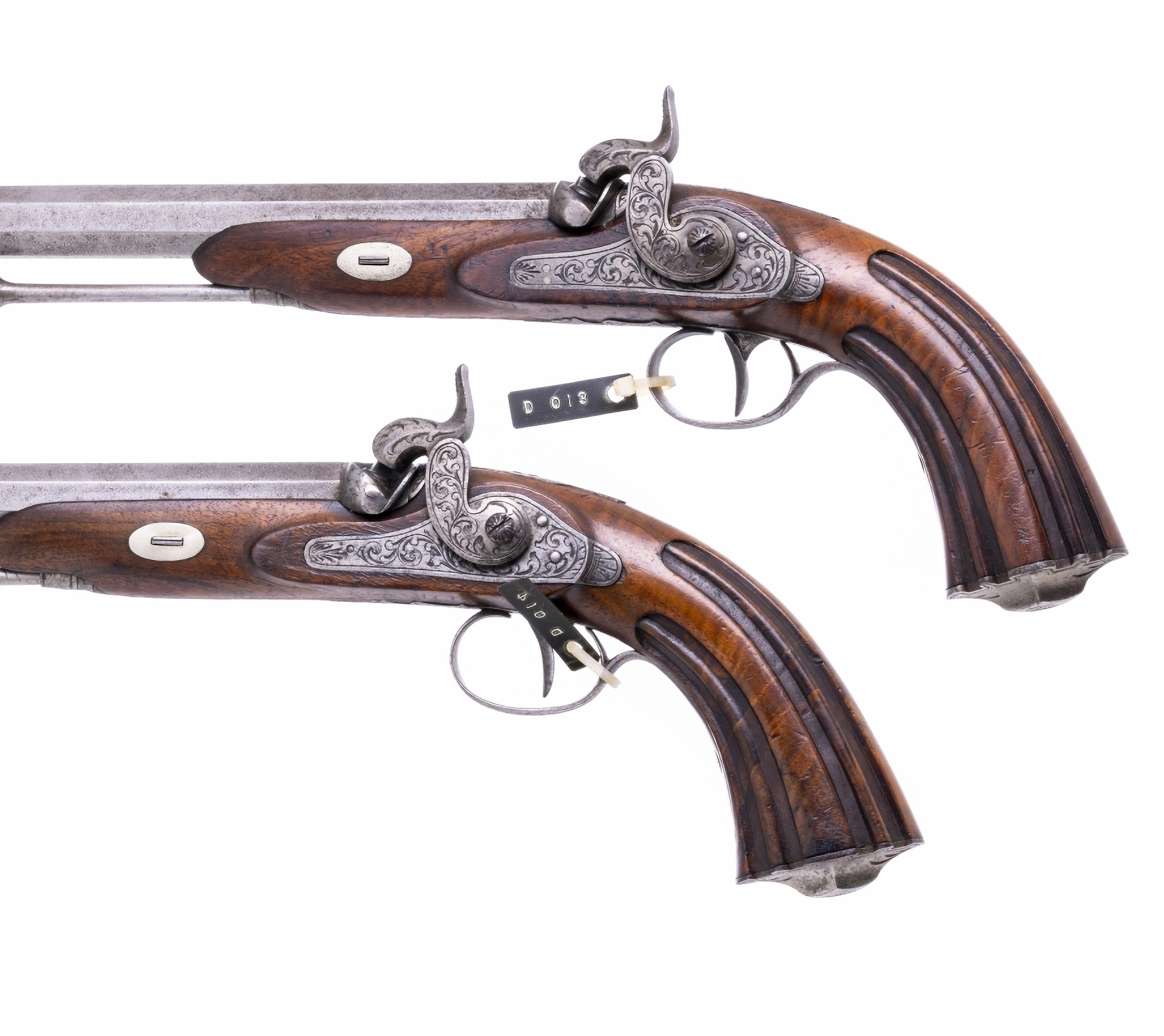 Important pair of pistols.
Belgian, from the 19th century, octagonal barrels, mouth-loading, percussion side clasps with plant motifs. Iron rods and fittings of the same metal. Signs of use. obsolete. Length: (total) 30 cm.
