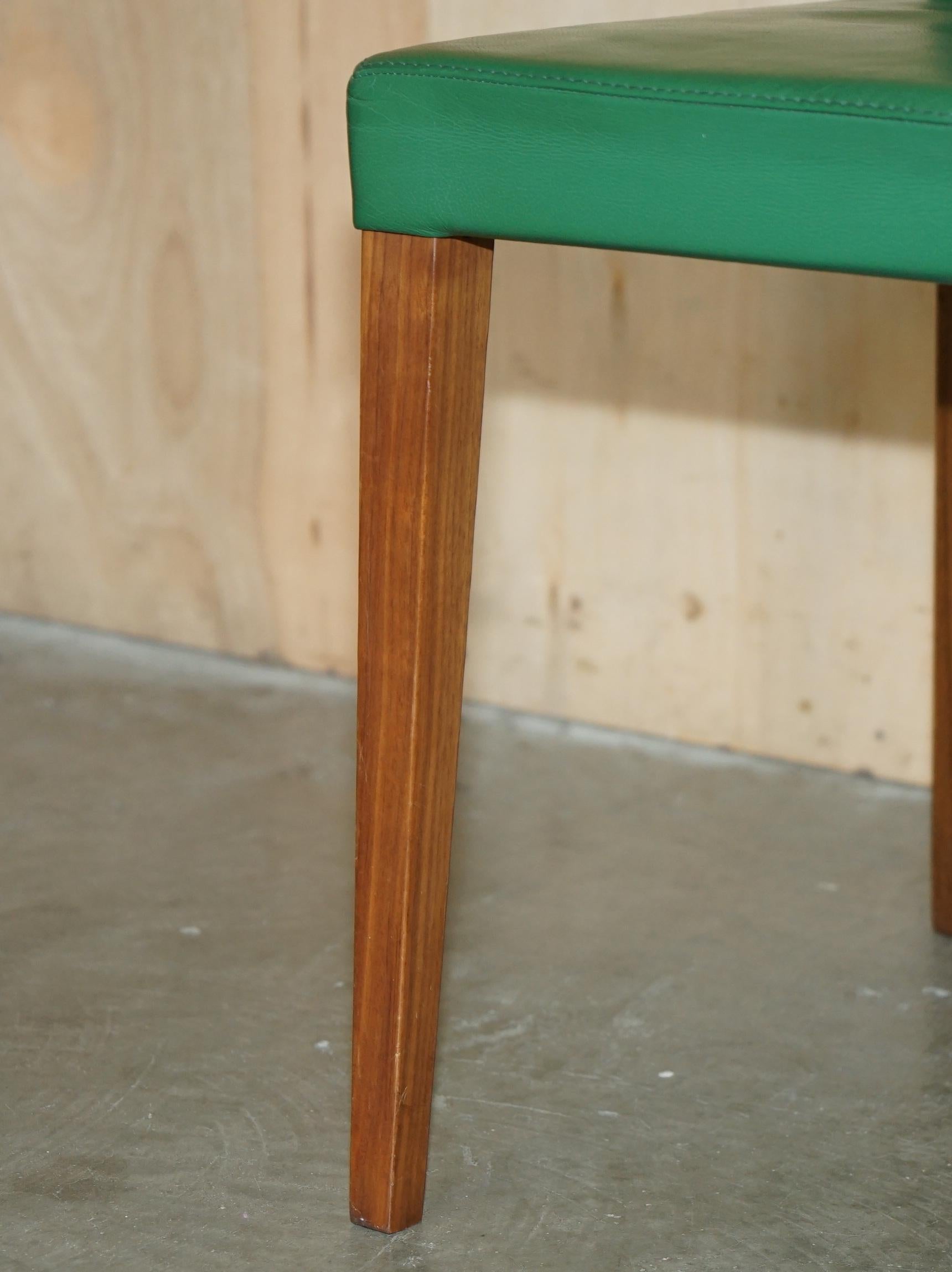 Wichtiges Paar SELTENE ORIGINAL ROLEX GRÜNE LEDER-BOUTIQUE DEALERS ARMCHAIRs im Zustand „Gut“ in West Sussex, Pulborough