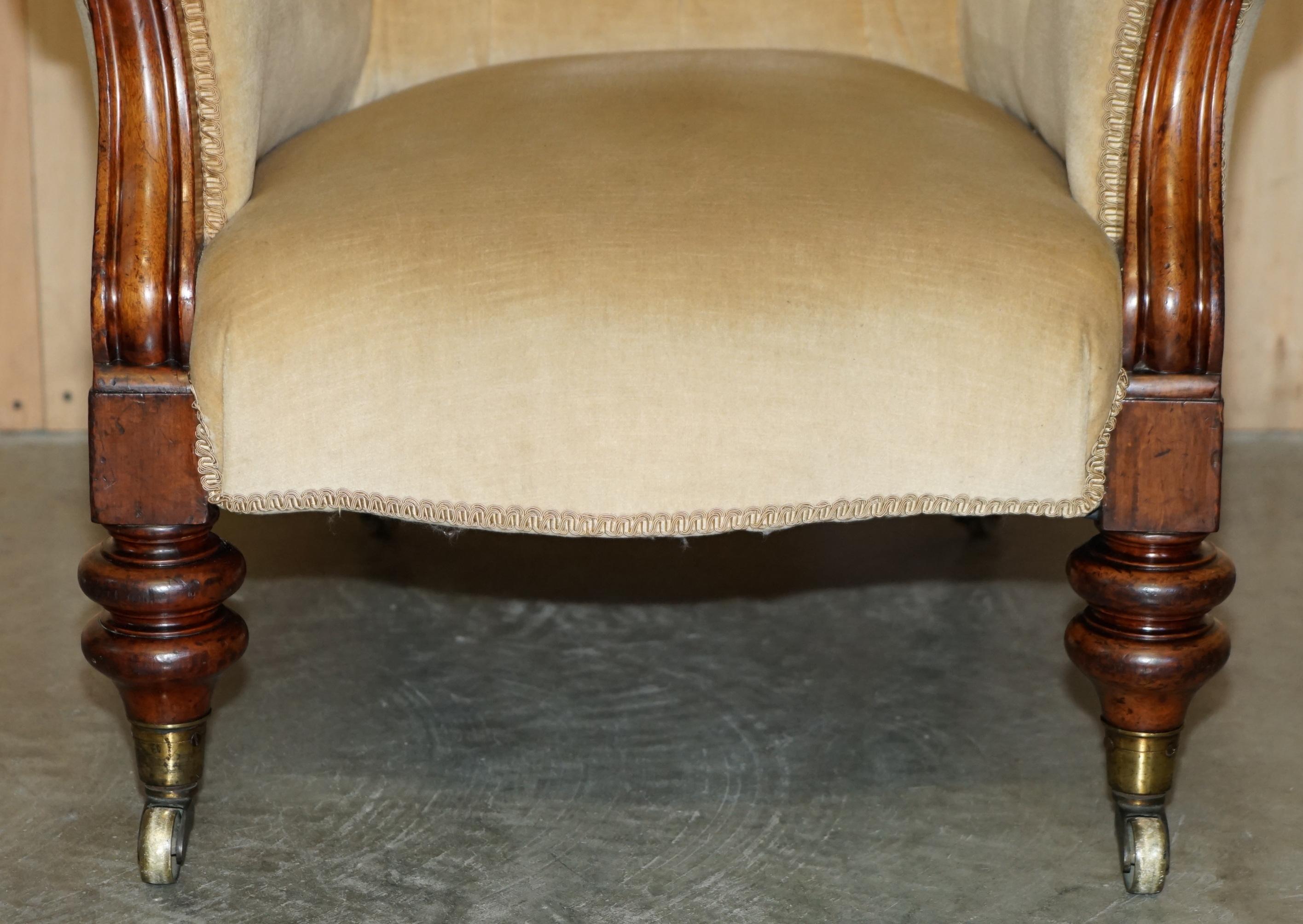 IMPORTANT PAIR OF ROYAL STAMPED JOHNSTONE & JEANES CROWN ESTATE MADE ARMCHAiRS For Sale 4