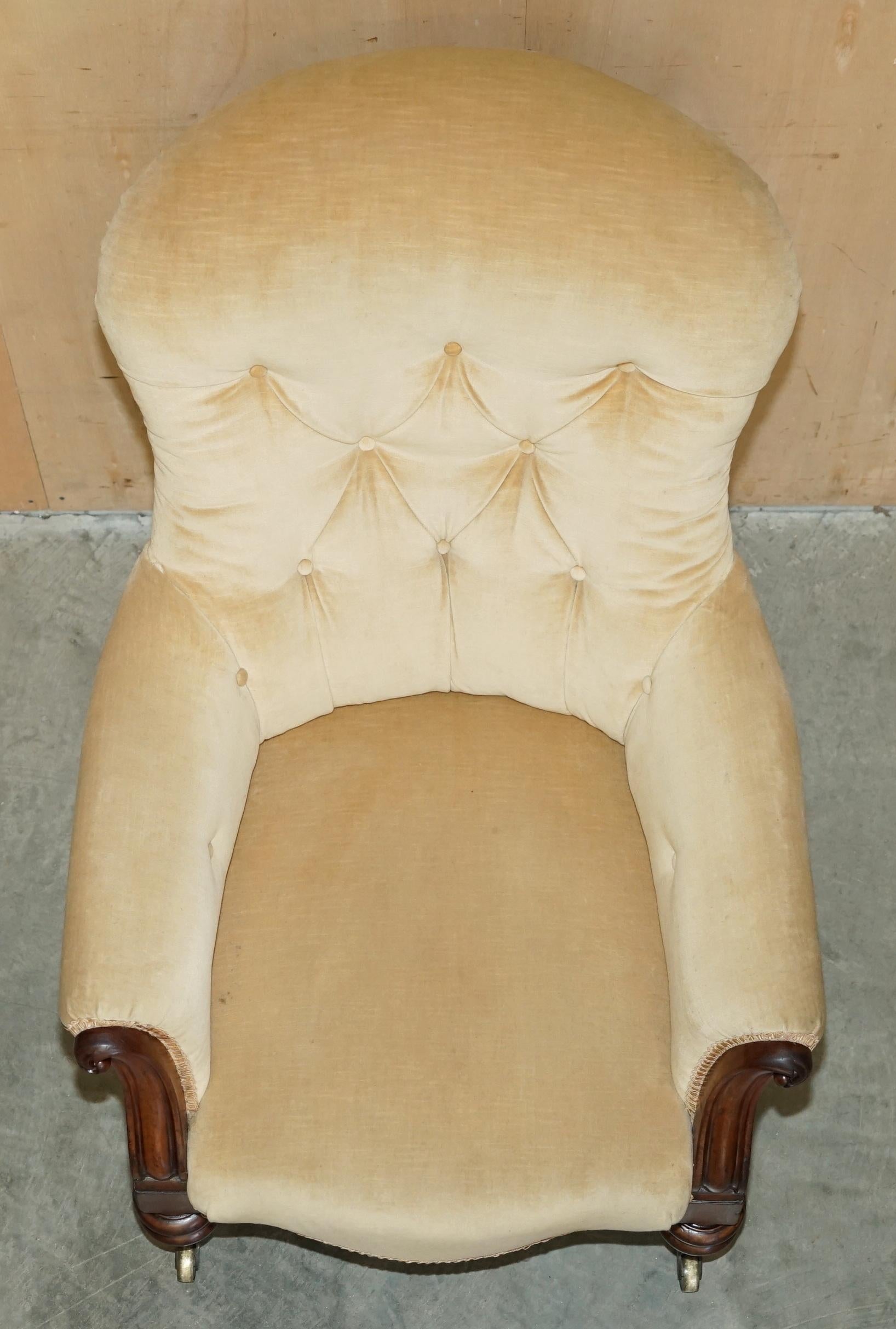 IMPORTANT PAIR OF ROYAL STAMPED JOHNSTONE & JEANES CROWN ESTATE MADE ARMCHAiRS For Sale 7