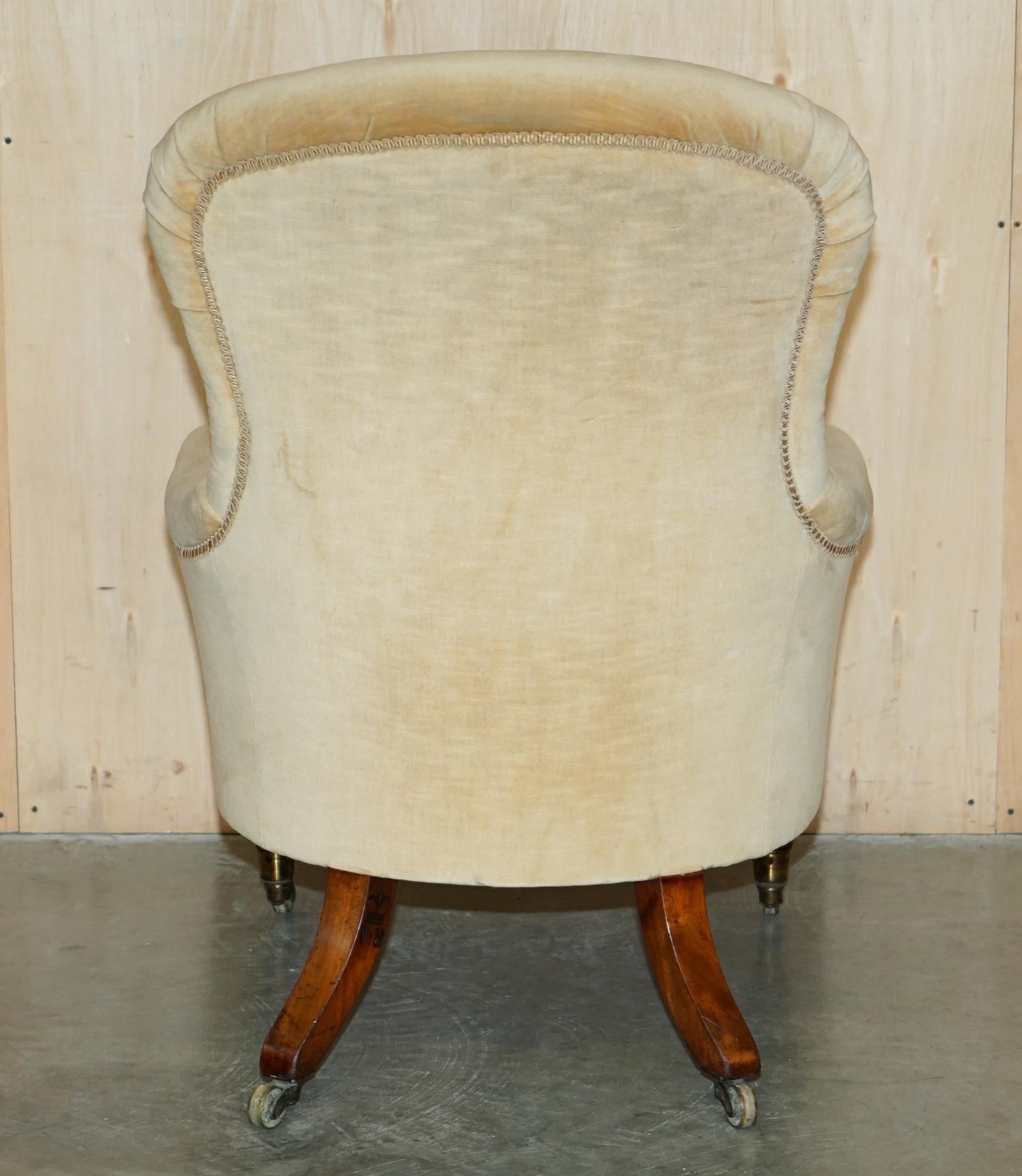 IMPORTANT PAIR OF ROYAL STAMPED JOHNSTONE & JEANES CROWN ESTATE MADE ARMCHAiRS For Sale 9