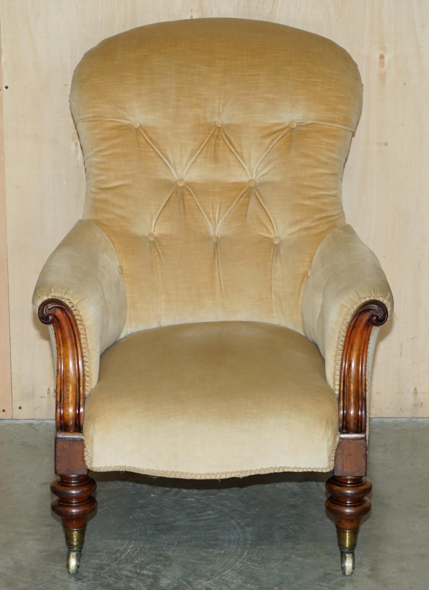Upholstery IMPORTANT PAIR OF ROYAL STAMPED JOHNSTONE & JEANES CROWN ESTATE MADE ARMCHAiRS For Sale