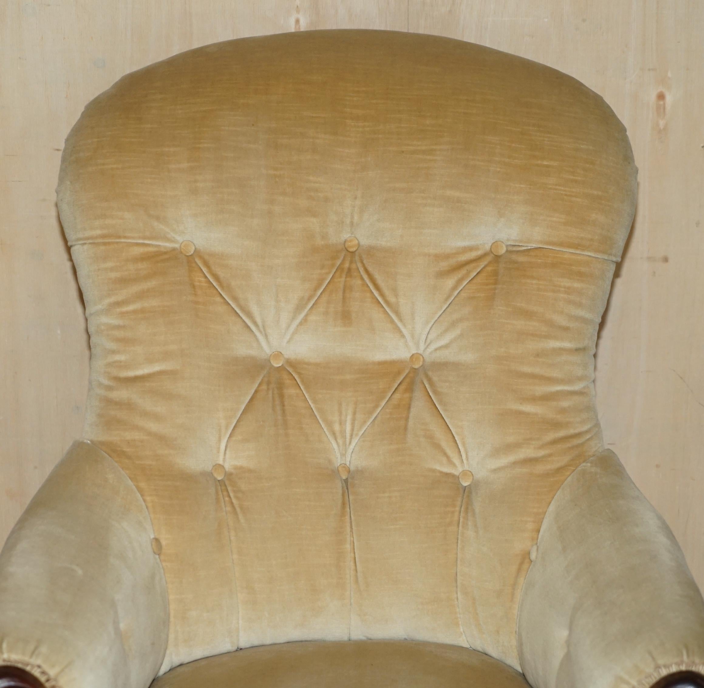 IMPORTANT PAIR OF ROYAL STAMPED JOHNSTONE & JEANES CROWN ESTATE MADE ARMCHAiRS For Sale 1