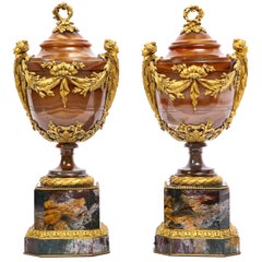 Importante paire de médaillons impériaux russes en agate et pierre sanguine. Vases en jaspe