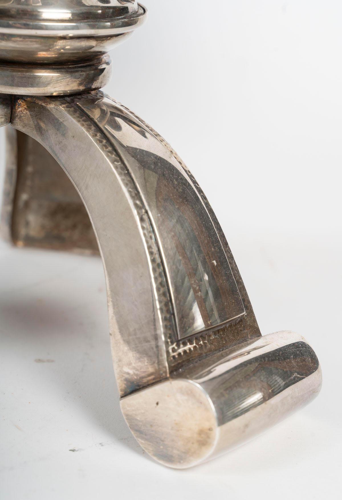 Francese Importante coppia di candelabri placcati in argento, 1930-1940 circa. in vendita
