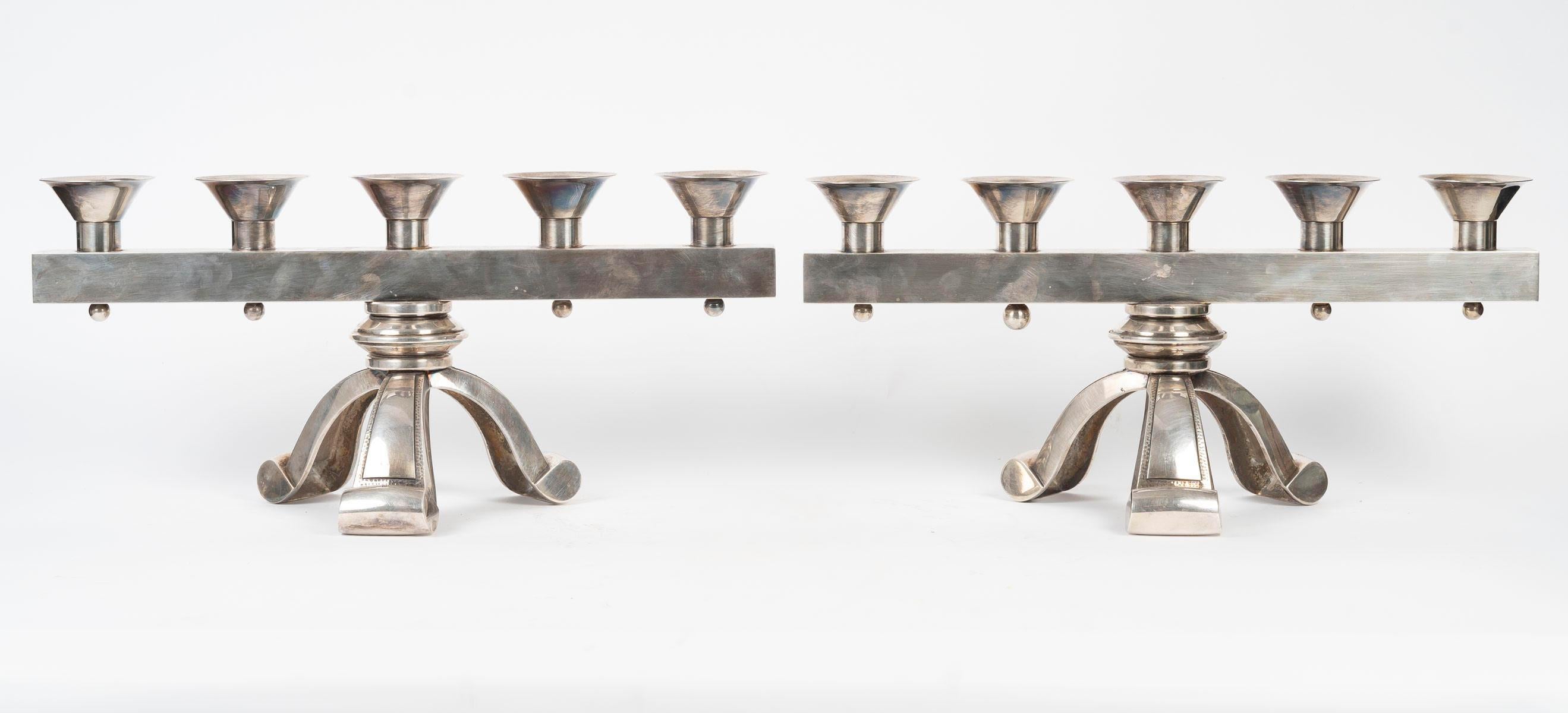 Importante coppia di candelabri placcati in argento, 1930-1940 circa. In condizioni buone in vendita a Saint-Ouen, FR