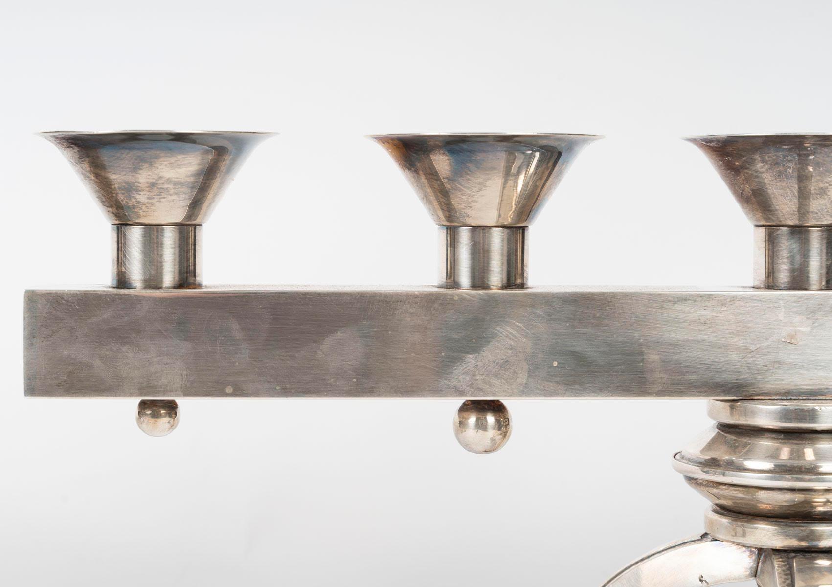 XX secolo Importante coppia di candelabri placcati in argento, 1930-1940 circa. in vendita