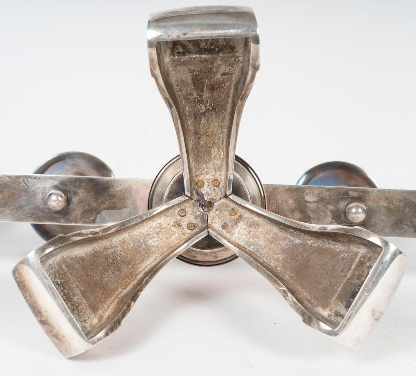 Metallo Importante coppia di candelabri placcati in argento, 1930-1940 circa. in vendita