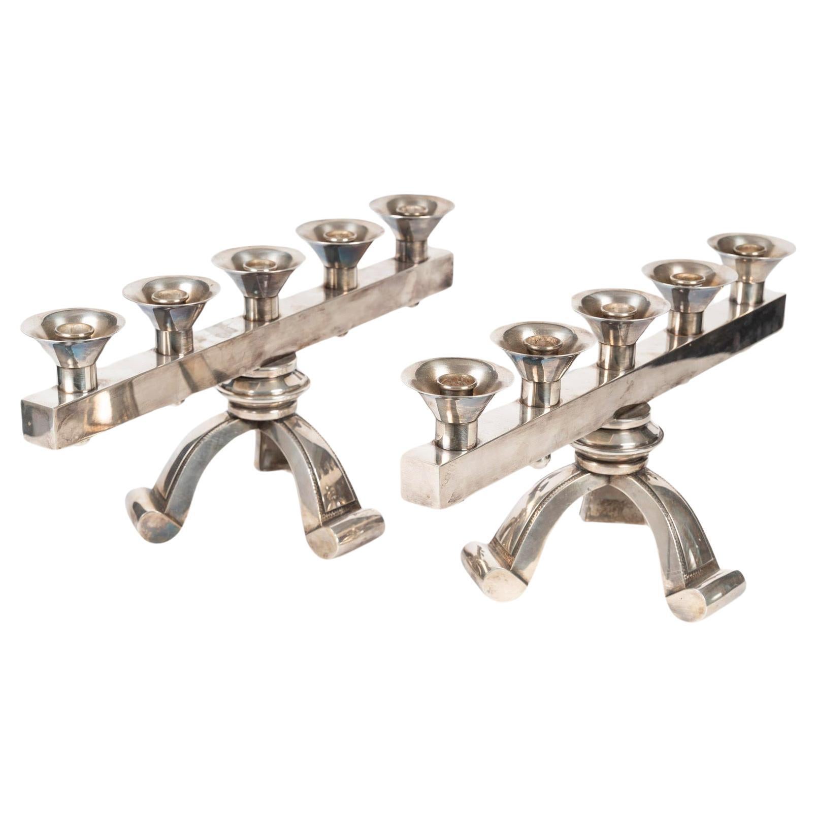 Importante coppia di candelabri placcati in argento, 1930-1940 circa. in vendita