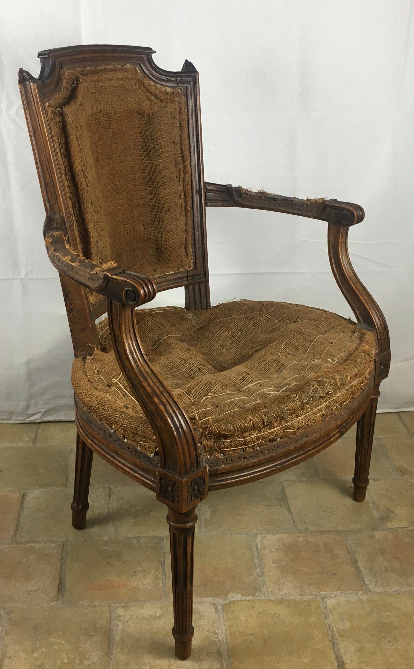Paire de fauteuils ou fauteuils Louis XVI du 18ème siècle, estampillés/signés  en vente 4