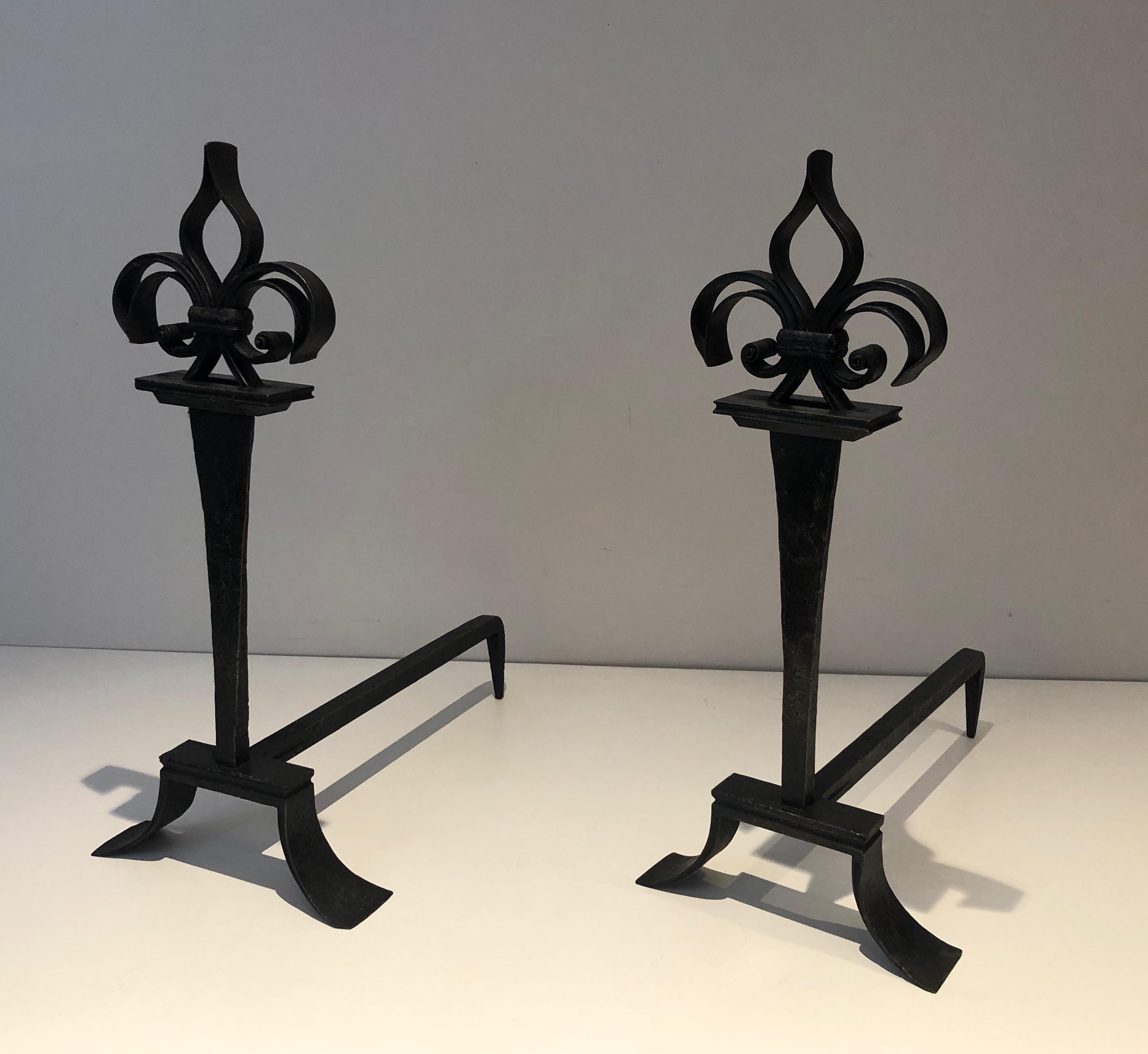 Mid-Century Modern Importante paire de chenets en fer forgé avec une fleur de lys en vente