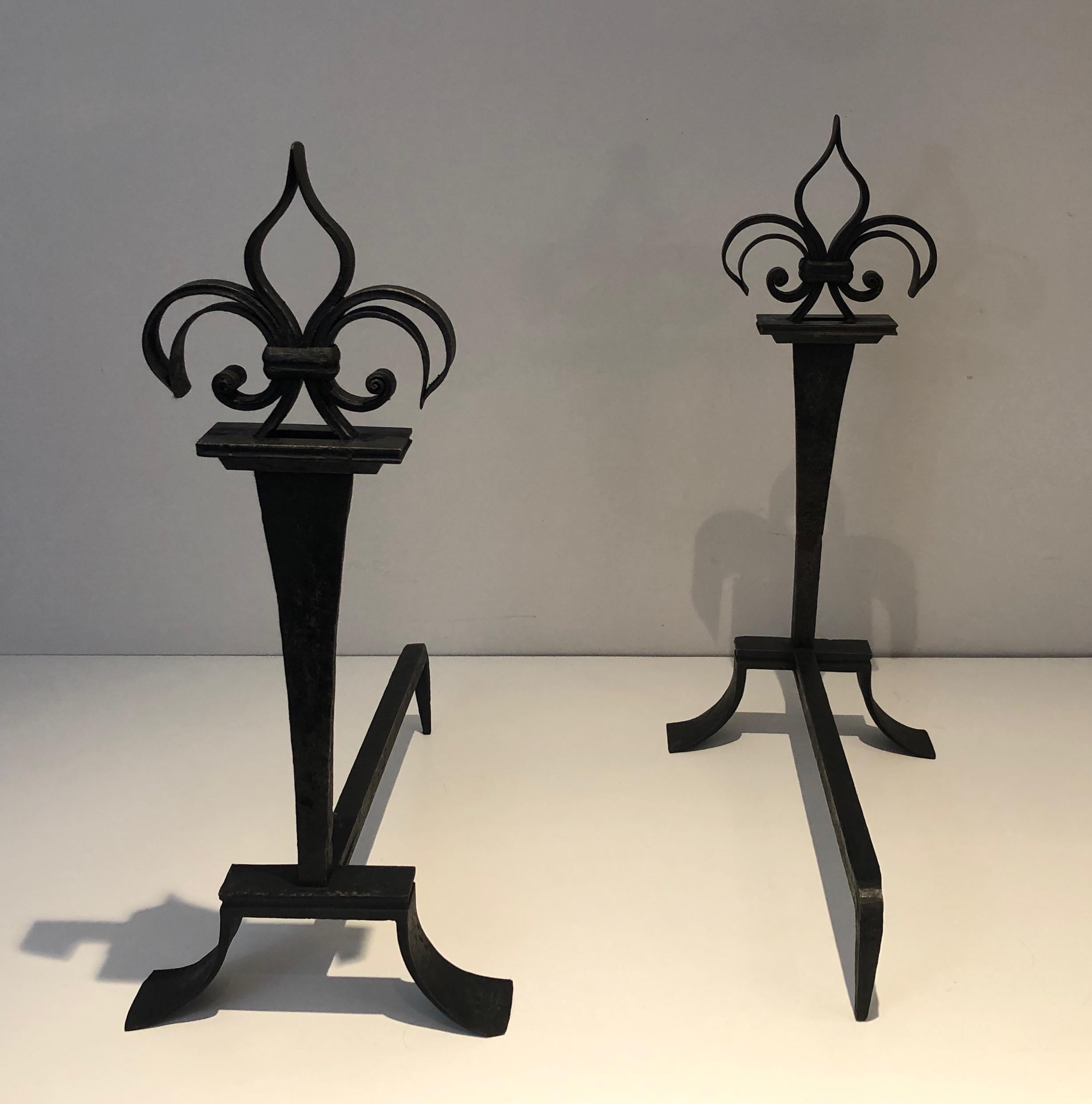 Important Pair of Wrought Iron Andirons with a Lily Flower In Good Condition For Sale In Marcq-en-Barœul, Hauts-de-France