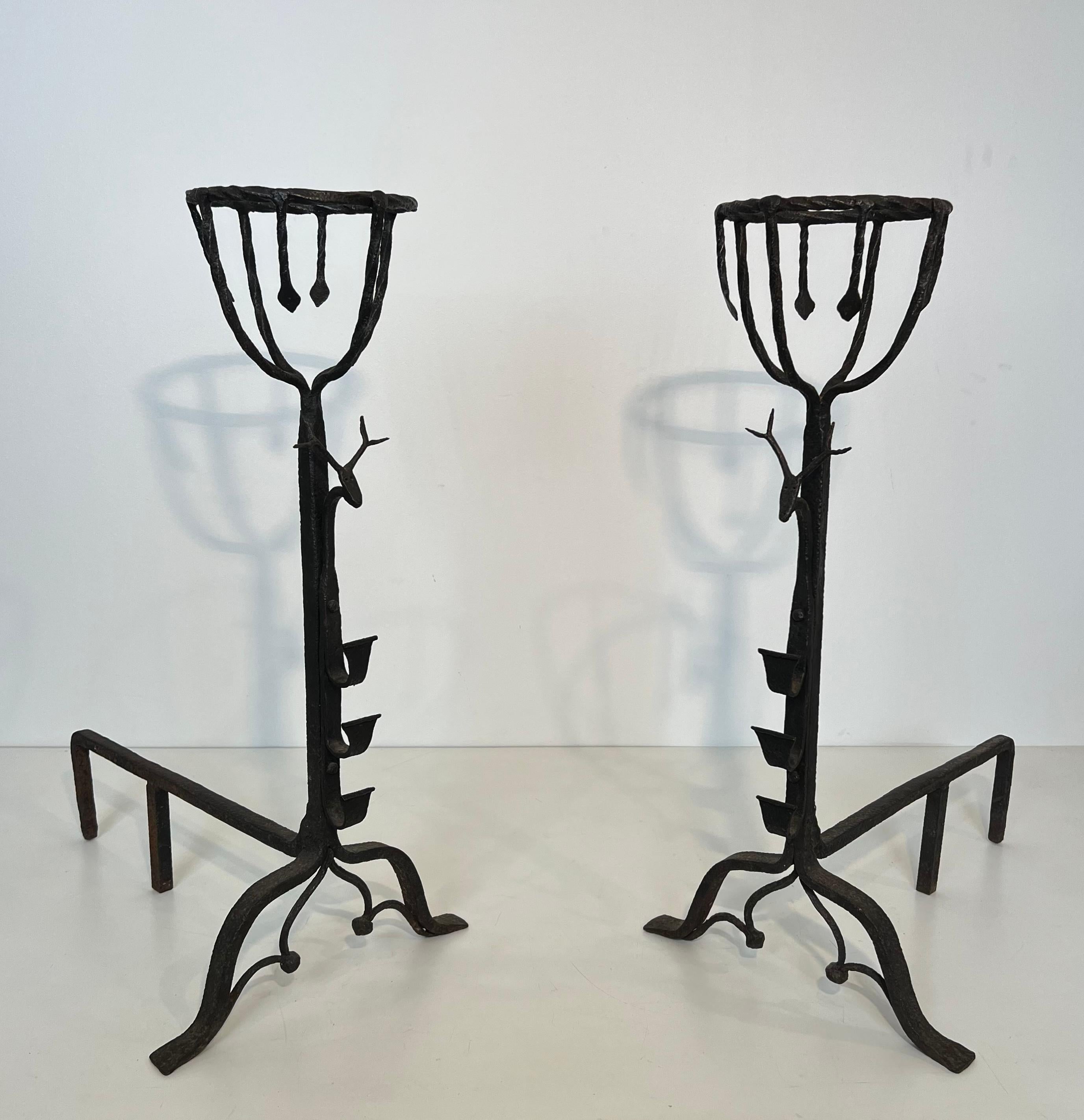 Questa bella, rara, interessante e importante coppia di androni landiers è realizzata in ferro battuto. Sono decorate con delicate teste di cervo. Si tratta di un'opera francese. XIX secolo