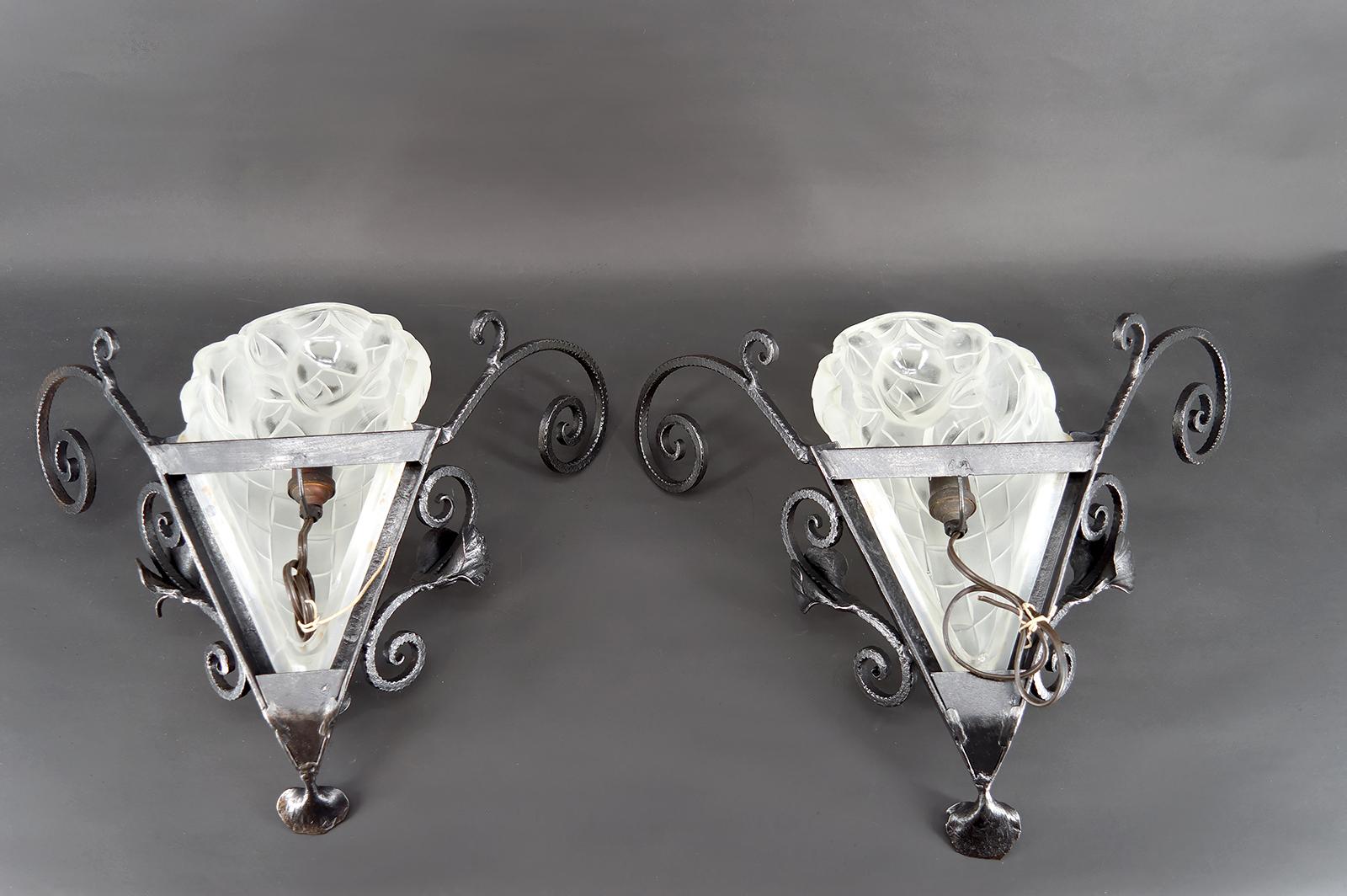 Importante coppia di lampade da parete in ferro battuto di Degué, Art Déco, Francia, anni '30 in vendita 6