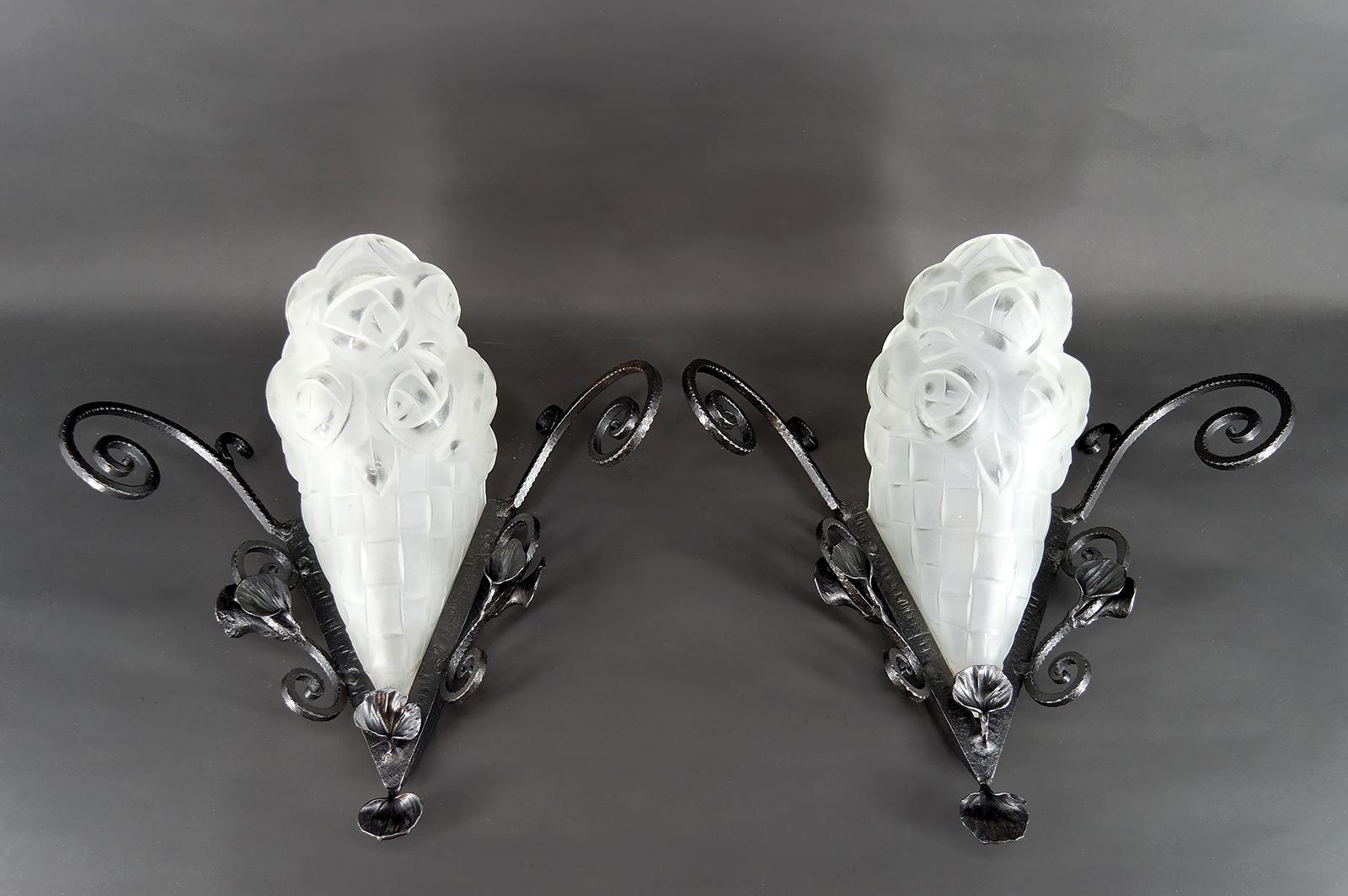 Importante coppia di lampade da parete in ferro battuto di Degué - Art Déco, Francia, circa 1930

Scopri questa straordinaria coppia di applique firmate Degué, emblematiche dello stile Art Déco francese degli anni '30.

Montate su una struttura in