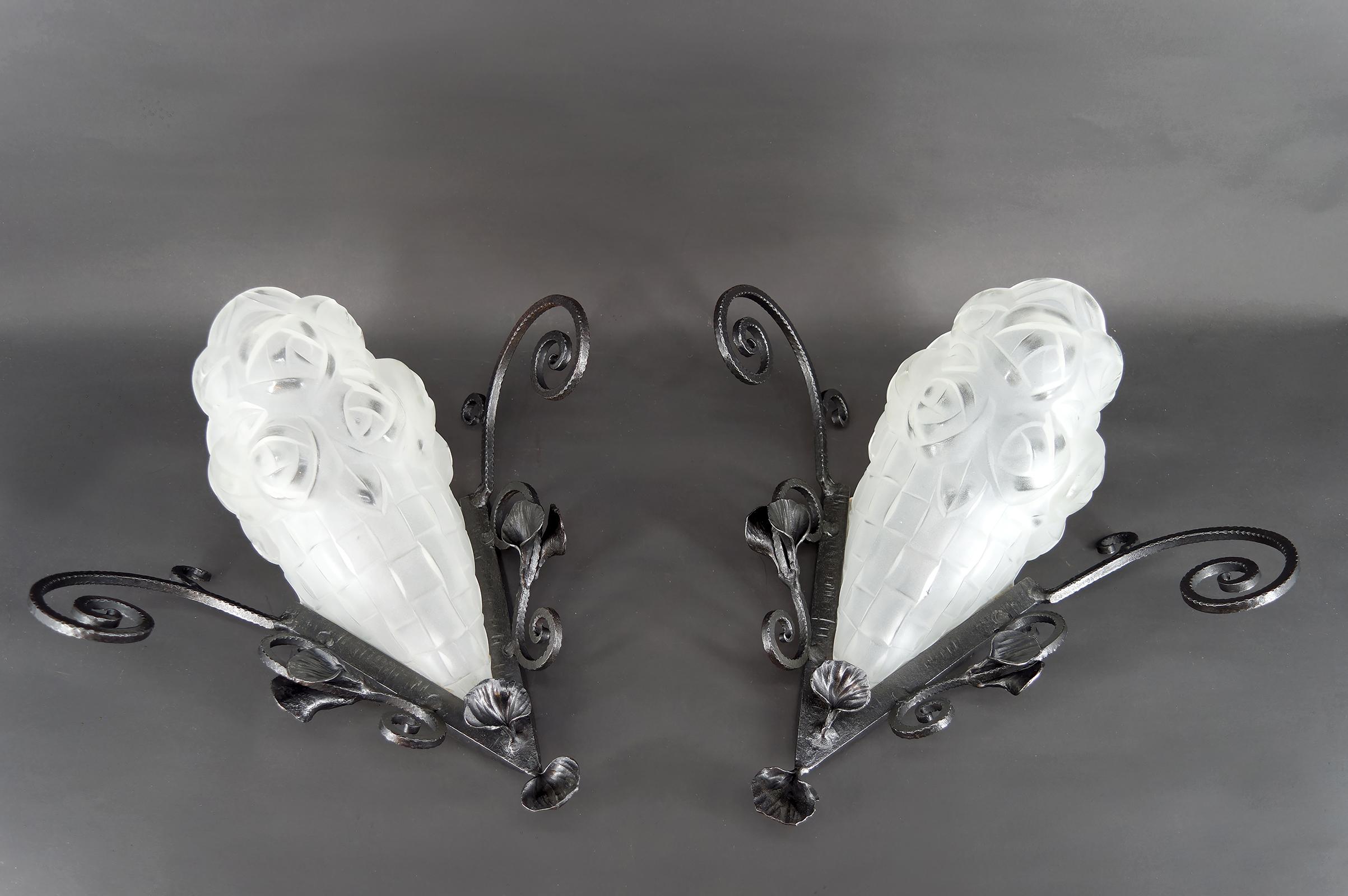 Francese Importante coppia di lampade da parete in ferro battuto di Degué, Art Déco, Francia, anni '30 in vendita
