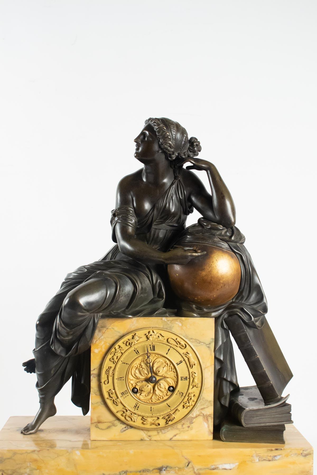 Important pendulum bronze patina and gilded representative science and signs of Zodiac, signed Deniere, Paris, yellow marble Siena, restoration era, 19th century.
Measures: H 67cm, W 50cm, W 22cm.