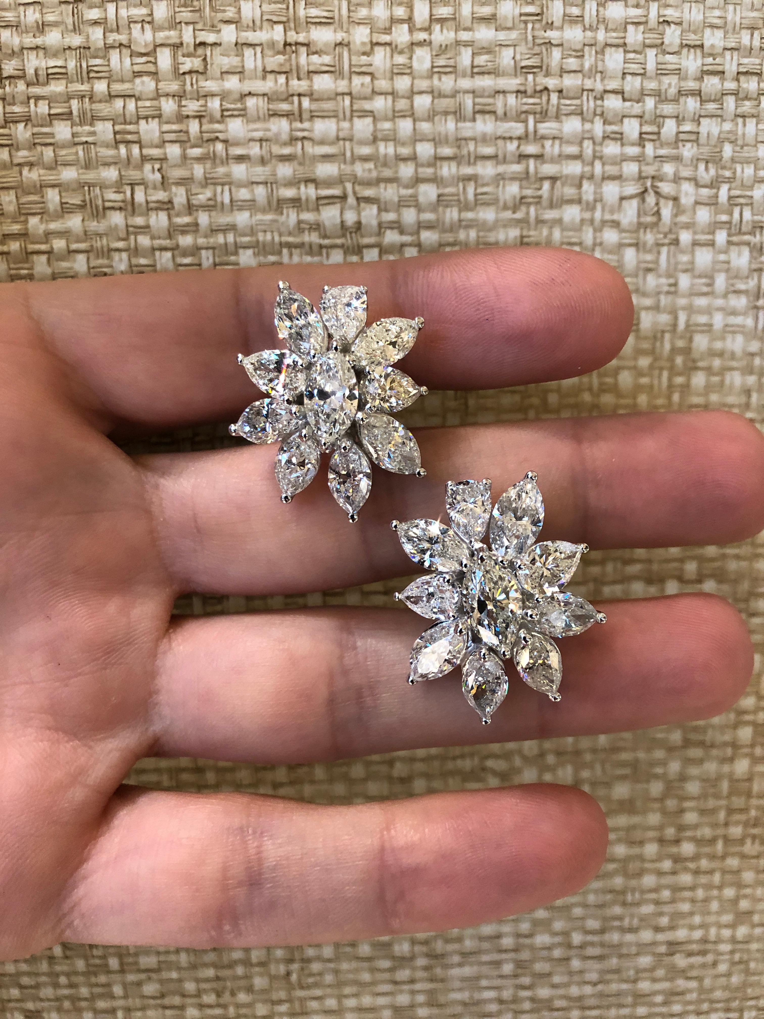 An important cluster earring.

21.49 carats of white marquise and pear shape diamonds set in 18k white gold. 

Each diamond averages over 1 carat

Approximately 1.10 inches long. 