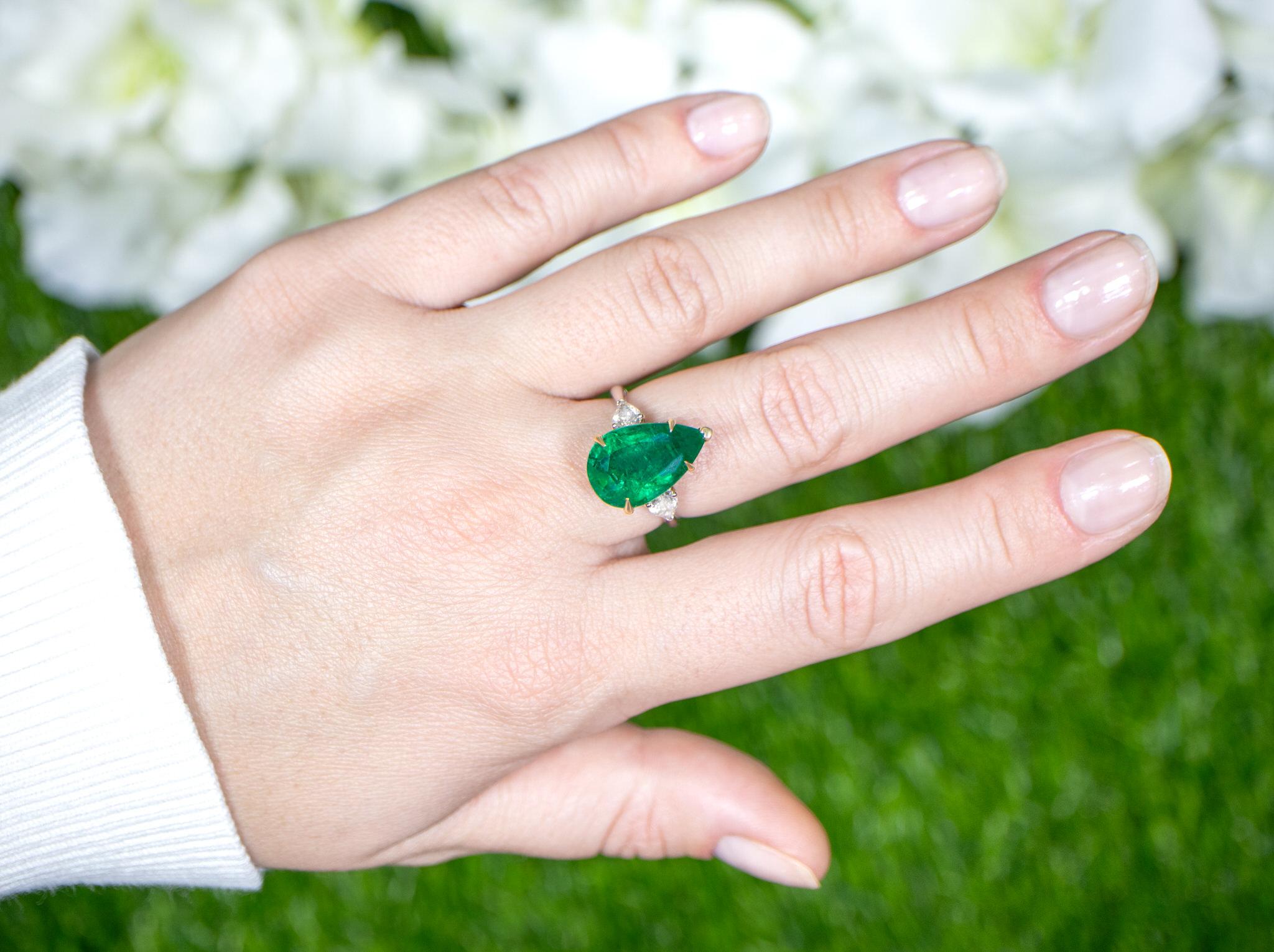 Modern Important Pear Emerald Ring With Two Side Diamonds 7.17 Carats 18K Gold For Sale